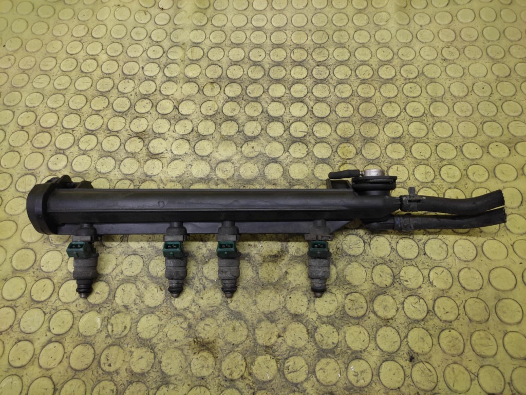 AUDI A3 8L 1.6 injection ramp 06A133317A