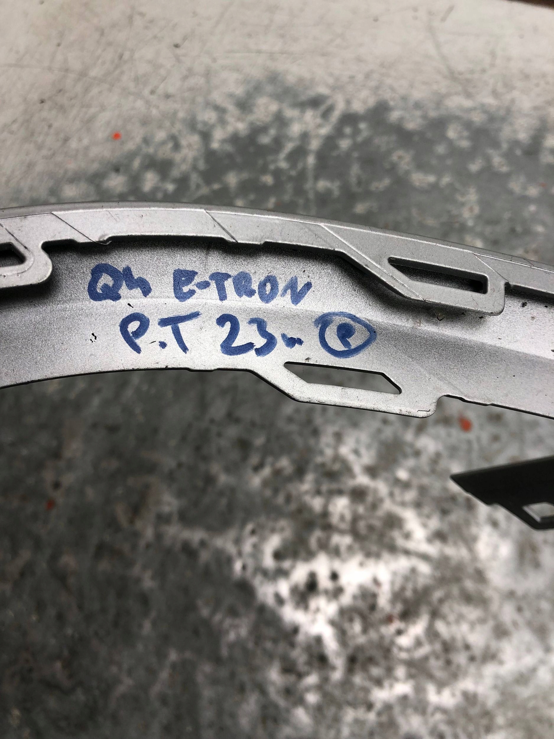 lišta nárazníku pravý záď AUDI Q4 E-TRON 89A853054