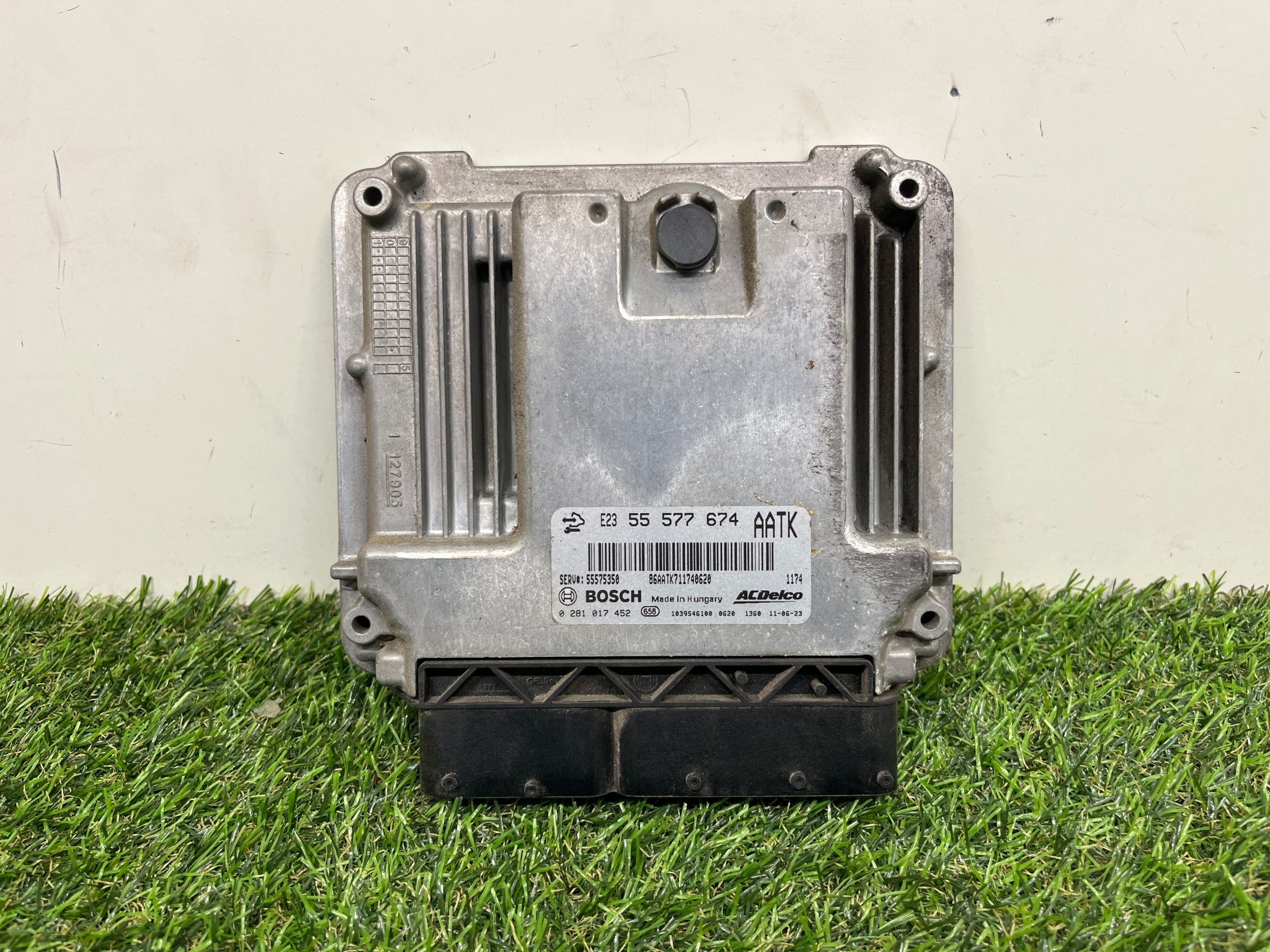 computer of the engine control unit OPEL ASTRA J 55577674