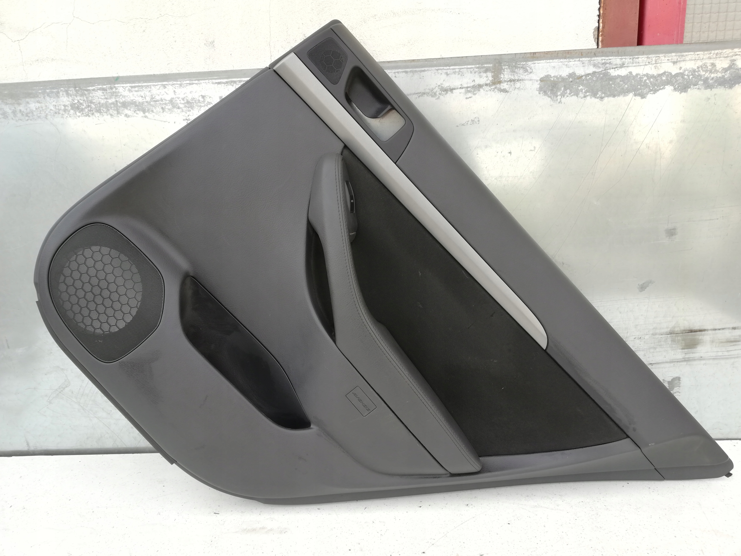 BOCZEK DRZWI PRAWY TYŁ TOYOTA AVENSIS T25 6-12lift