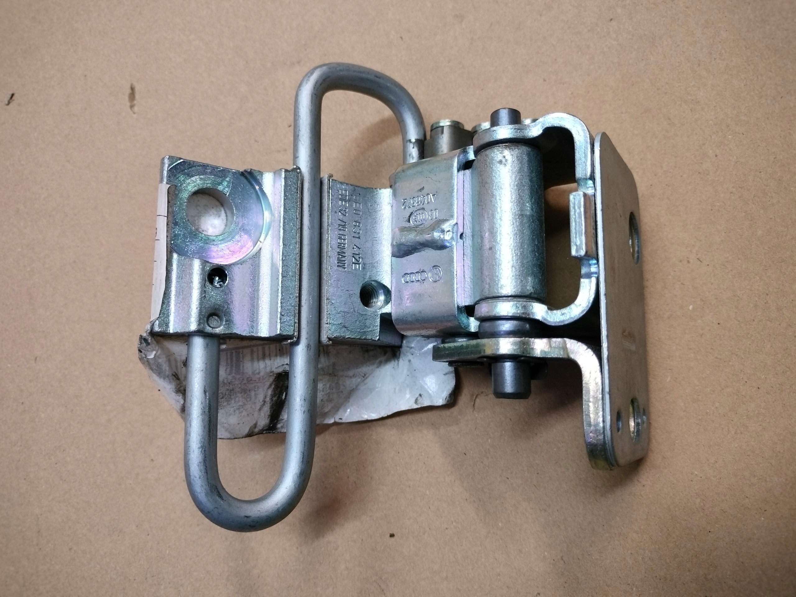 8E0831412E - Петля двери нижняя нижняя AUDI A3 A4 A6 Q7 EXEO правая