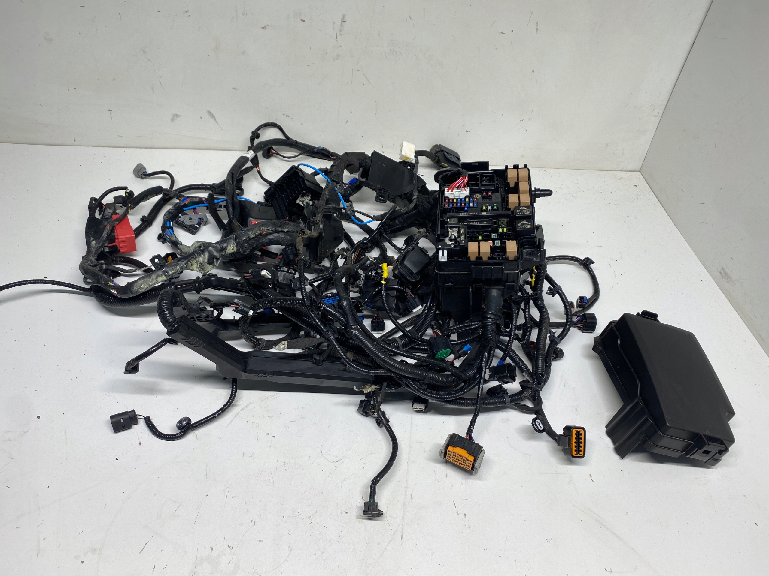 PUSZKA SKRZYNKA BEZPIECZNIKÓW INSTALACJA KIA CEED III LIFT 1.5 T 21-24