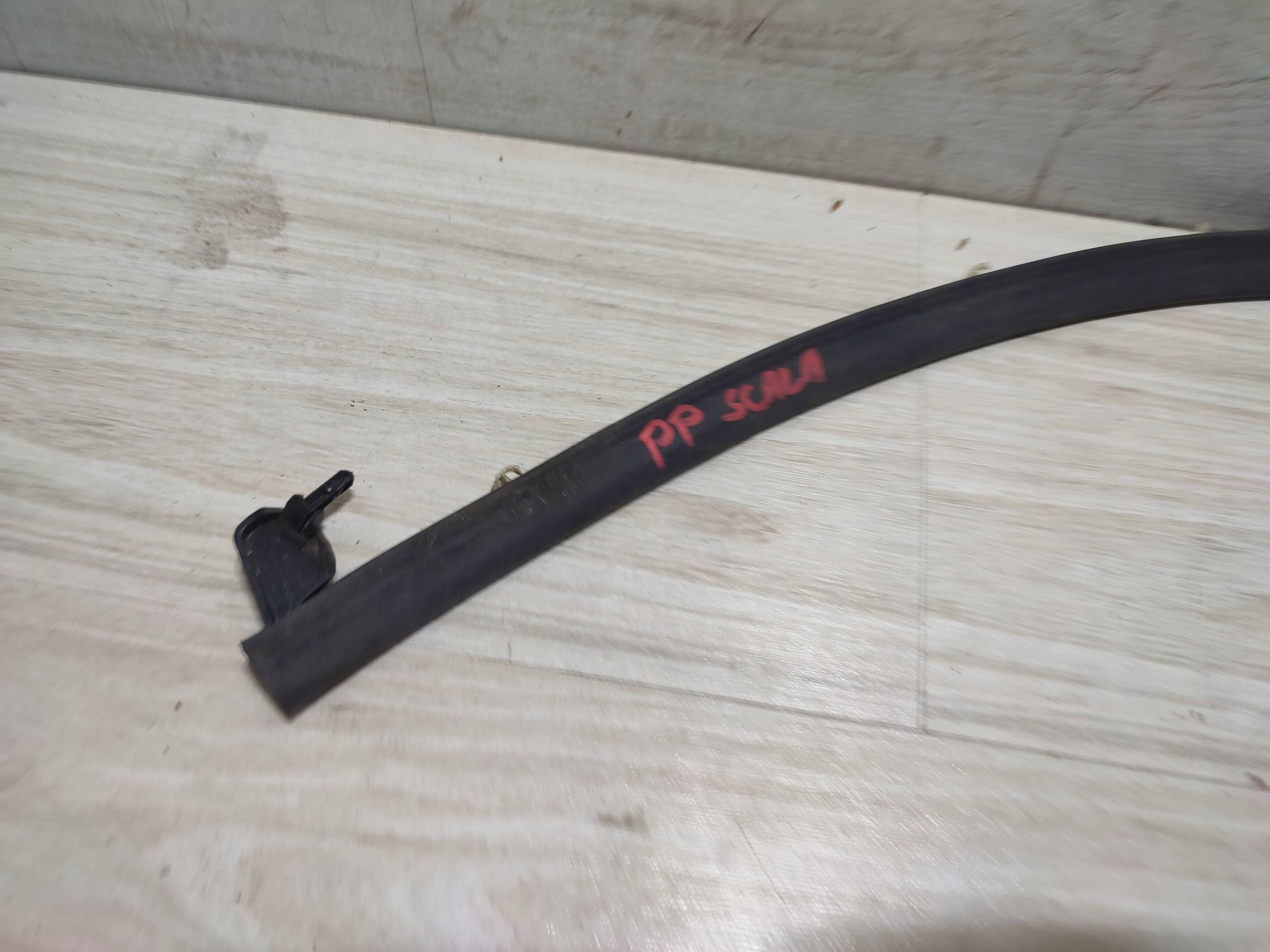 Skoda Scala 2020 front side right rubber gasket door przednich