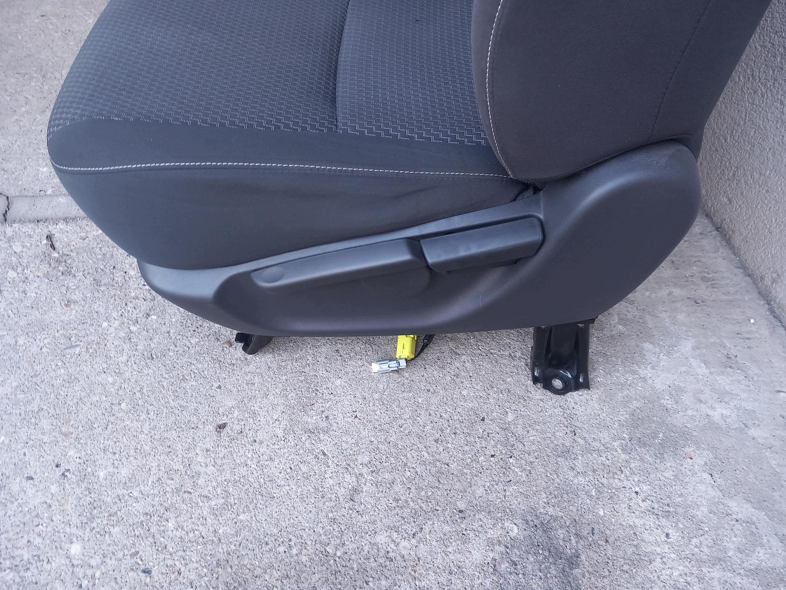 seat front front left driver´s TOYOTA VERSO LIFT black OEM