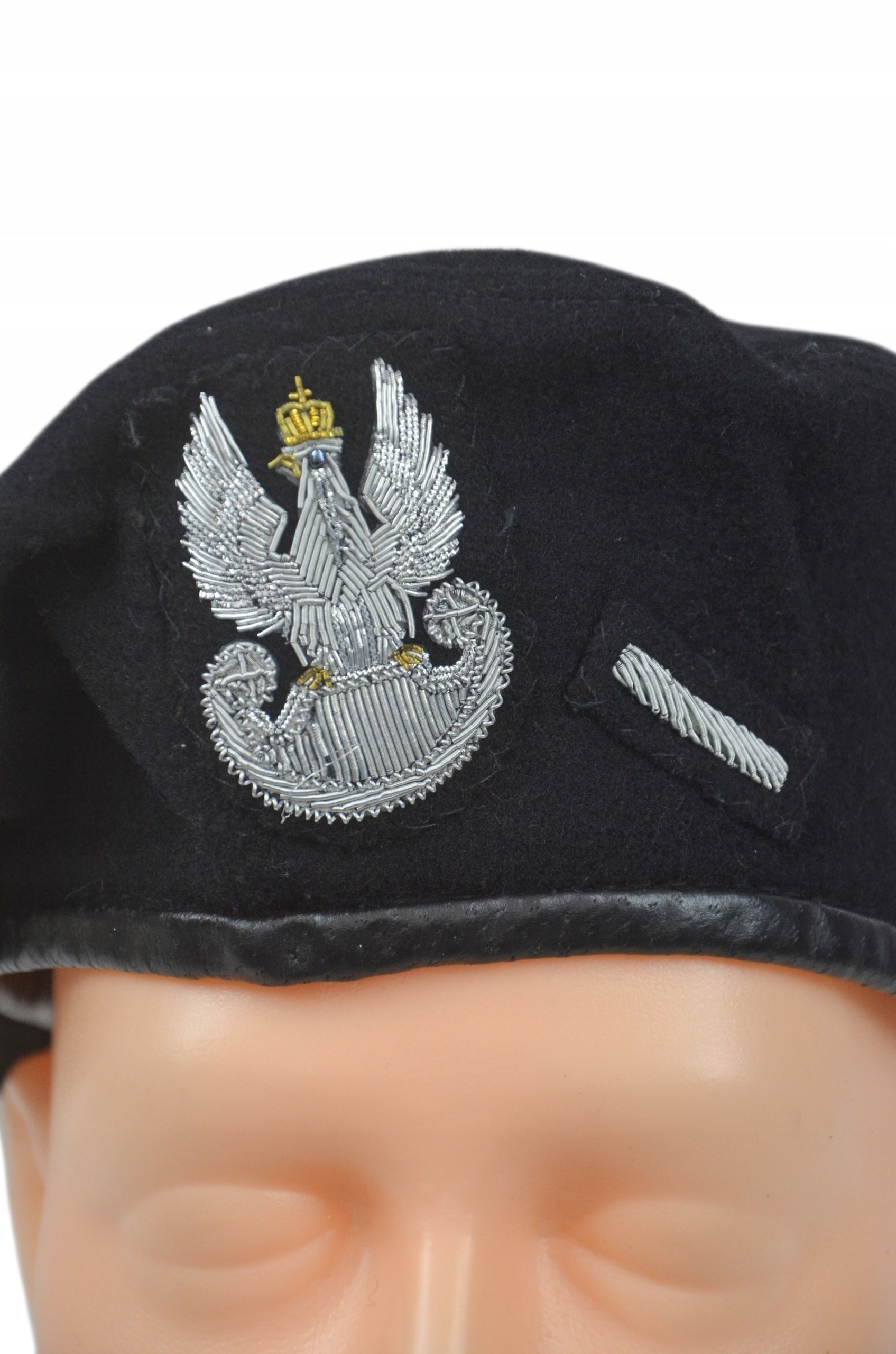 Vojenský baret s bajorkem černý 418/MON 54