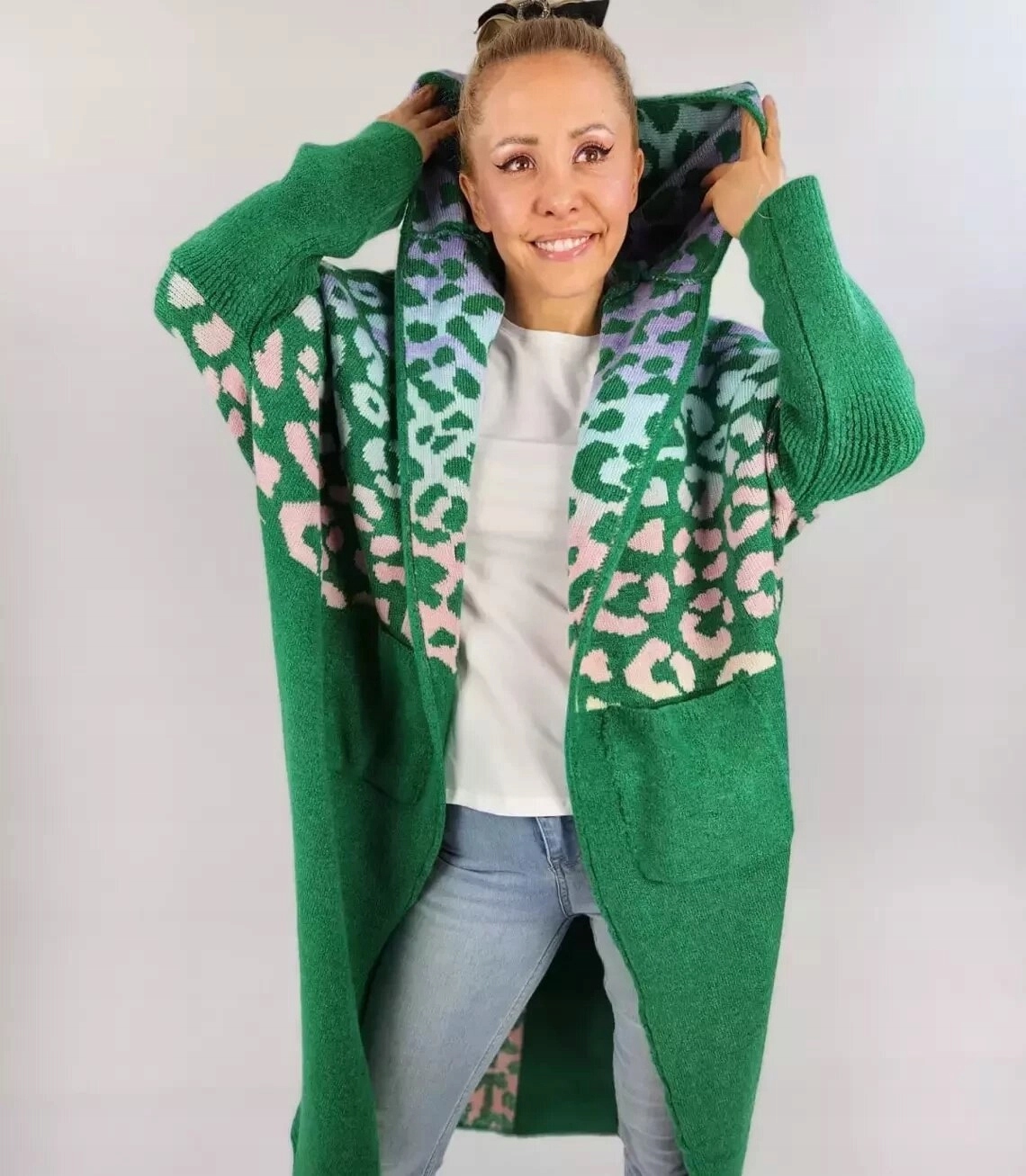 Dlouhý kardiganový svetr s barevnou panterkou a vlnou L