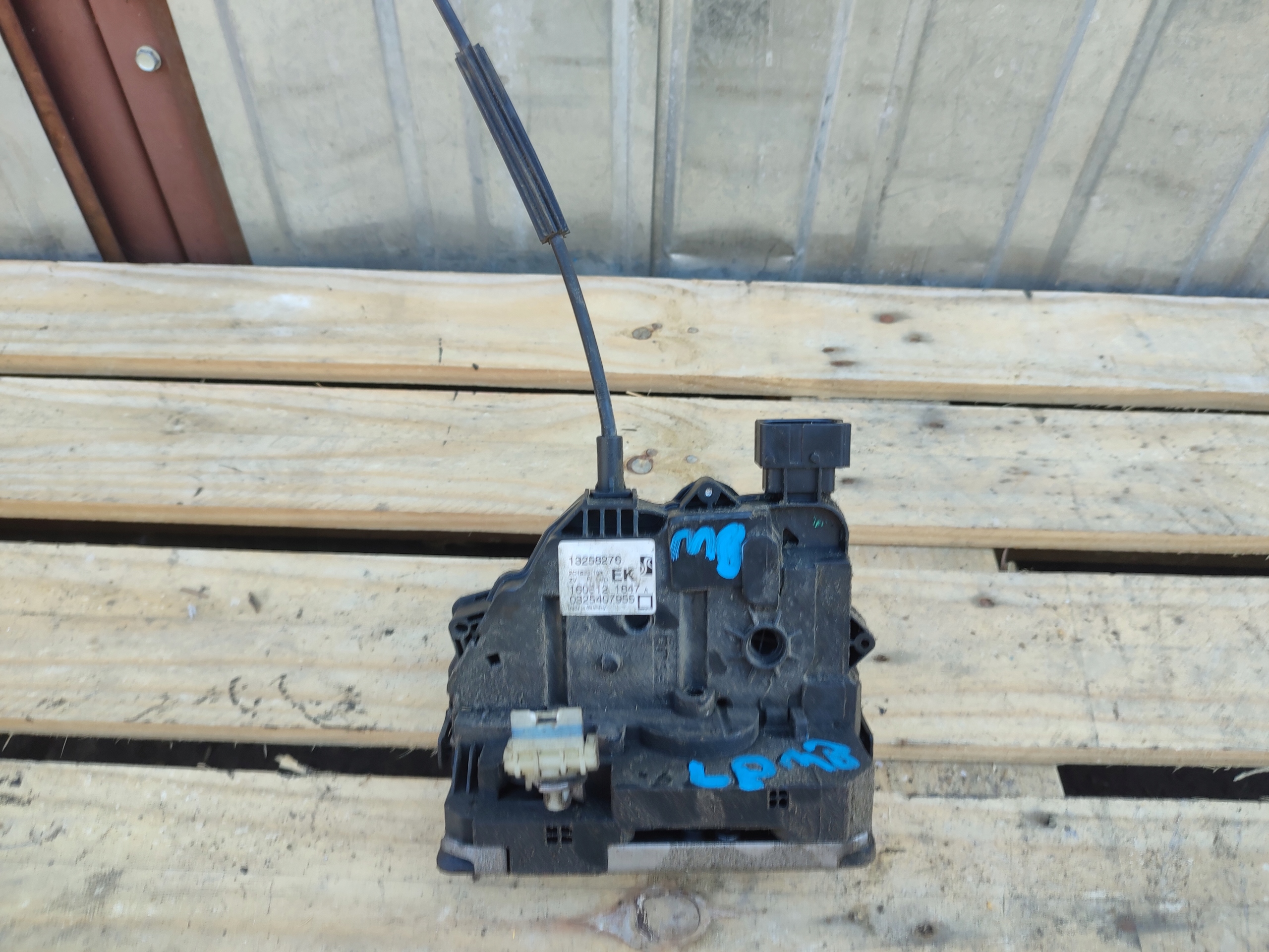 lock door front left OPEL MERIVA B 13258276