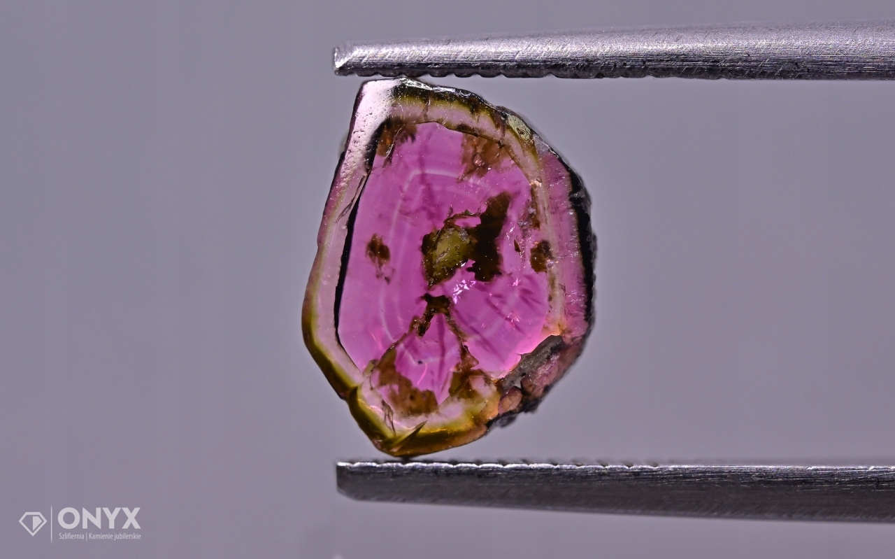 Turmalín nepravidelná dlažba 9,5x7 mm