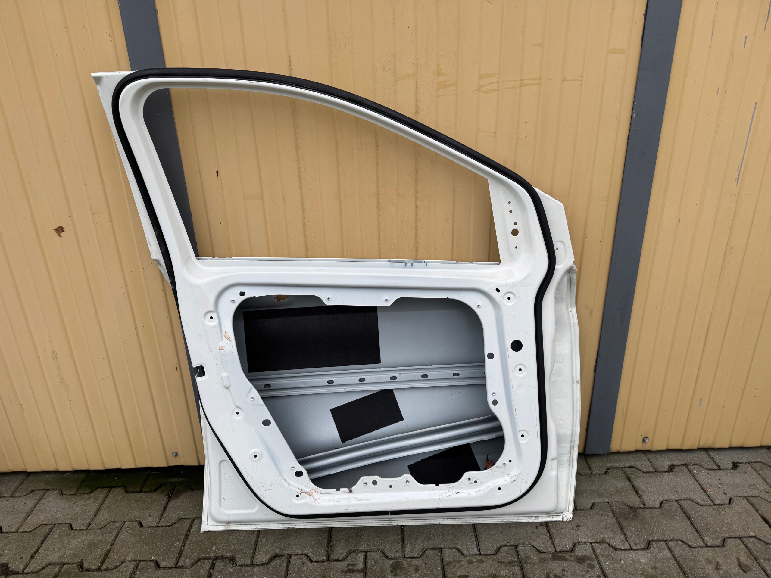 MERCEDES B-KLASA BKLASA W246 DRZWI PRZEDNIE LEWE GIEŁDA POZNAŃ Strona zabudowy przód - lewa