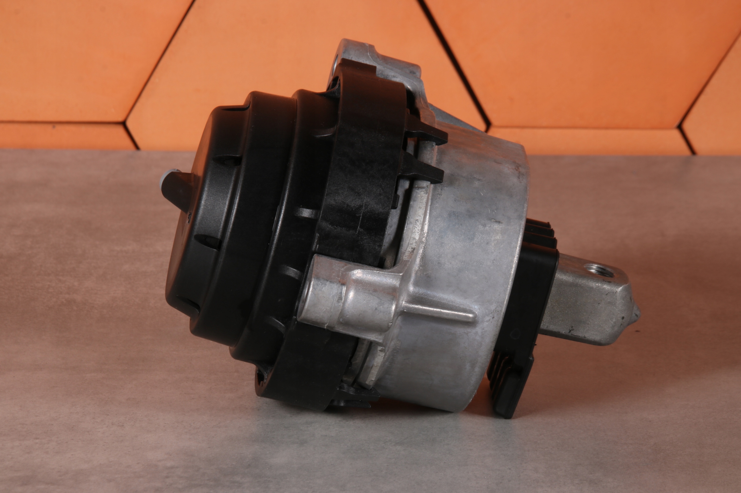 BMW G30 G31 B47 B47B B47D B47F XD5O engine mount left 8482771 24 km !!!