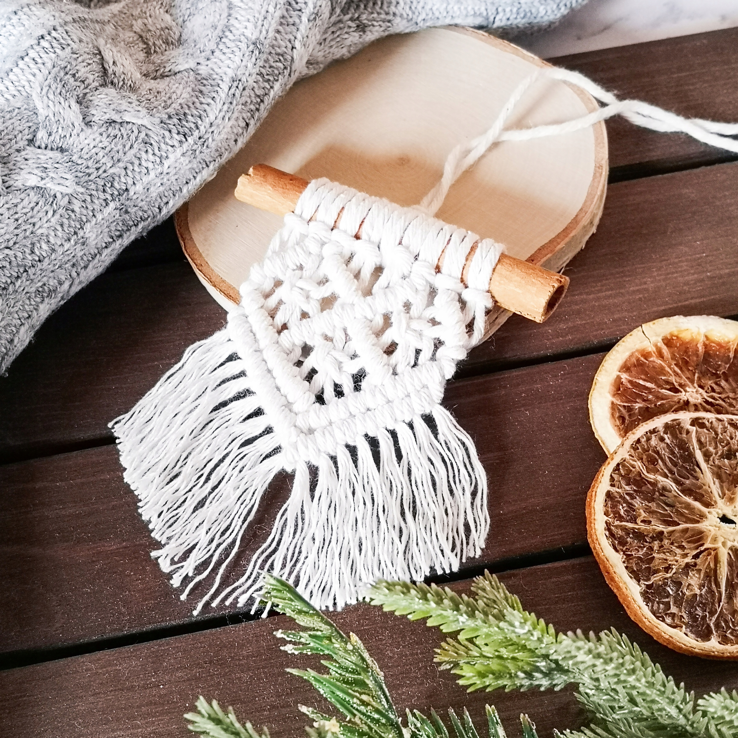 

Zawieszka na choinkę Mini Makrama na cynamonie