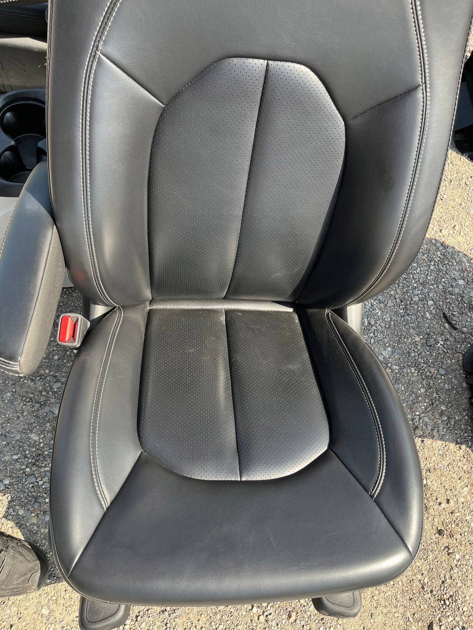 Komptel seats z boczkami seats inner leather Chrysler Pacifica 2021