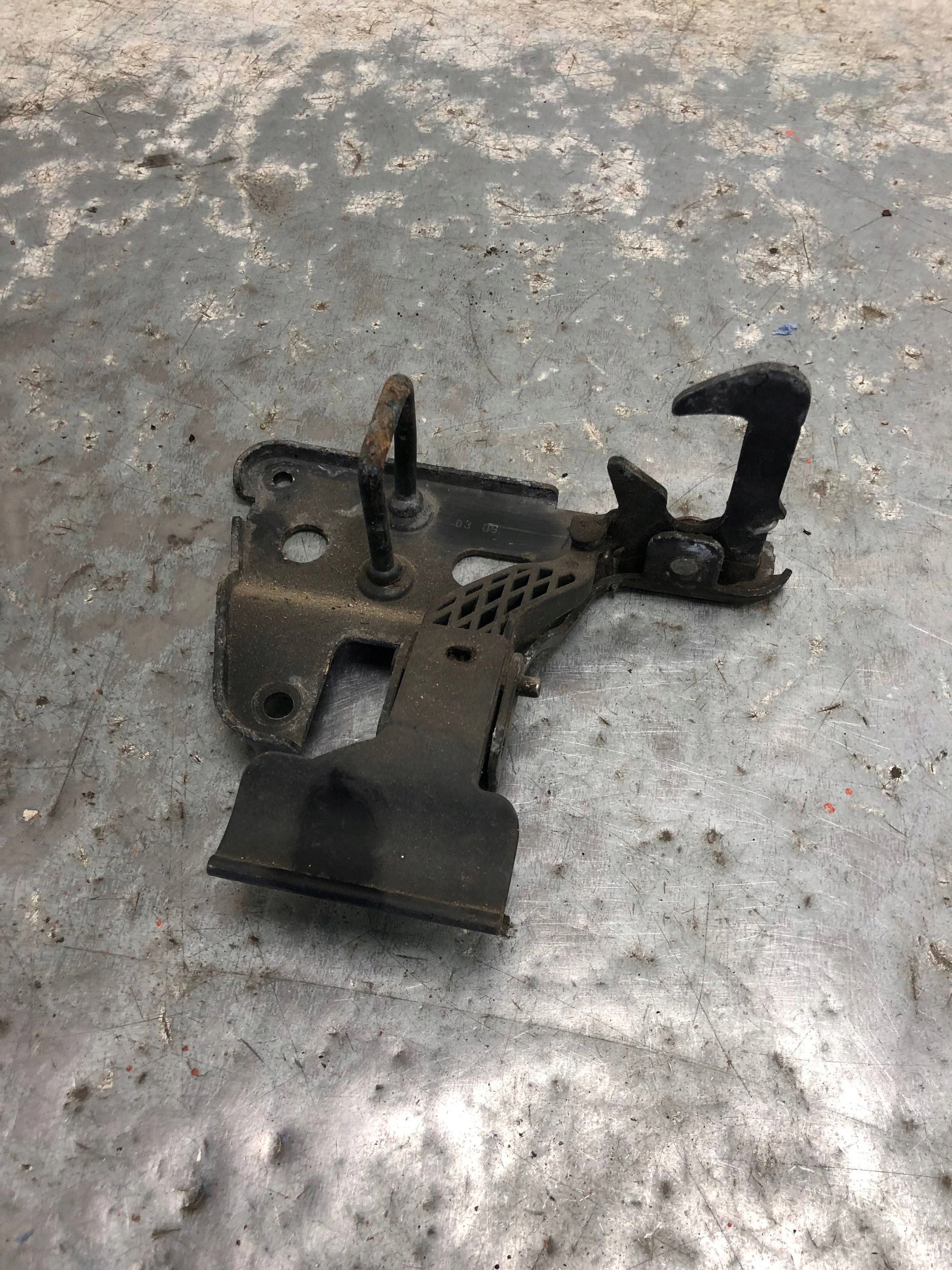 lock RYGIEL bonnets AUDI A6 C6 4F0823480B