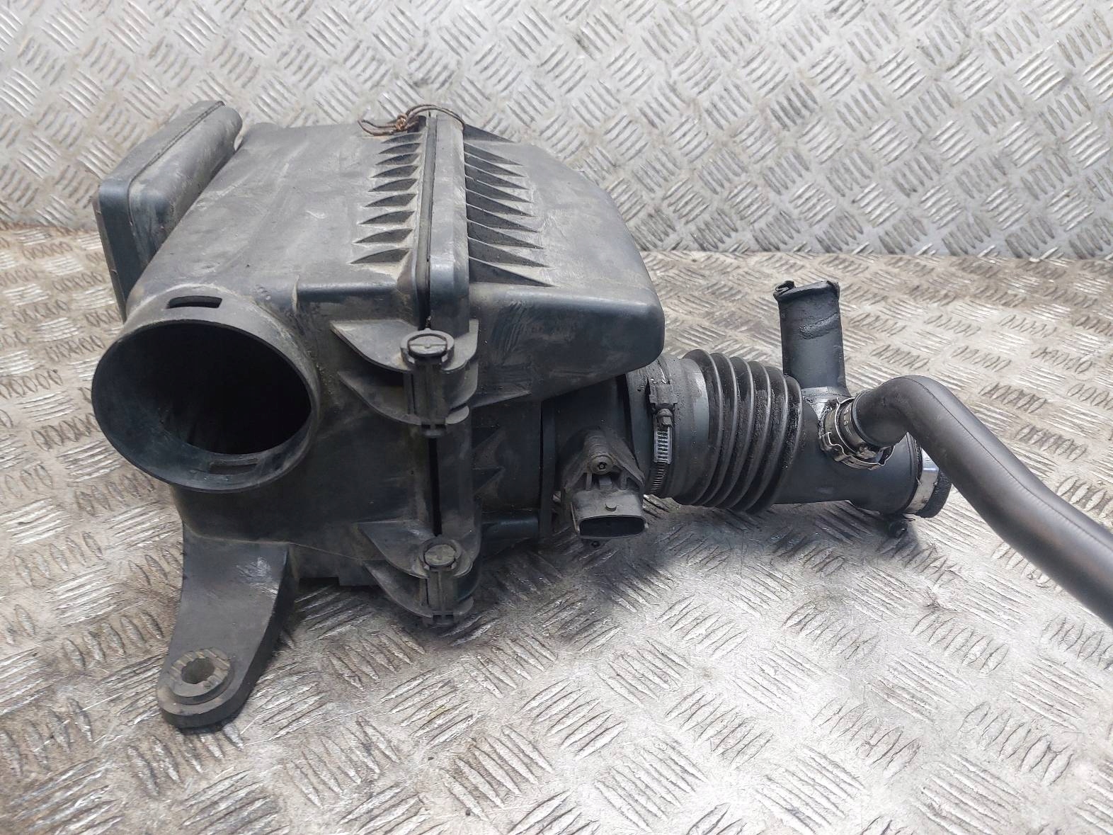 OBUDOWA FILTRA POWIETRZA + PRZEPŁYWOMIERZ + RURA DOLOT STILO 1.9 JTD Jakość części (zgodnie z GVO) O - oryginał z logo producenta pojazdu (OE)