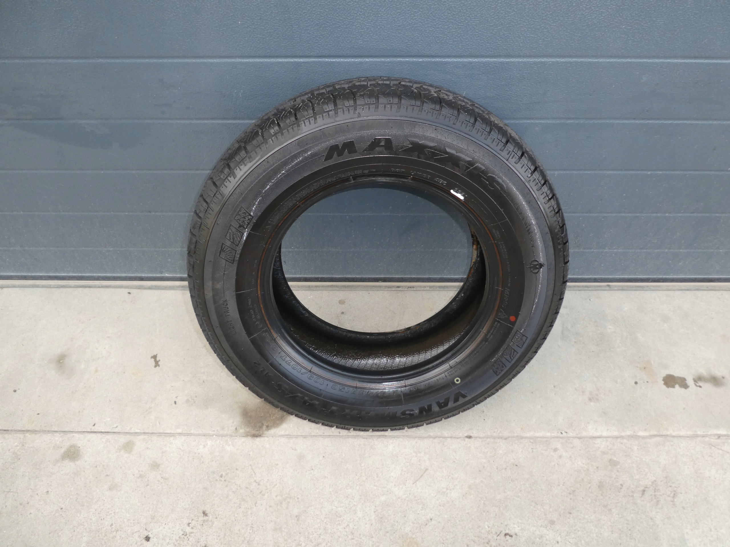 1X Reifen MAXXIS 215/70/15C 2021R