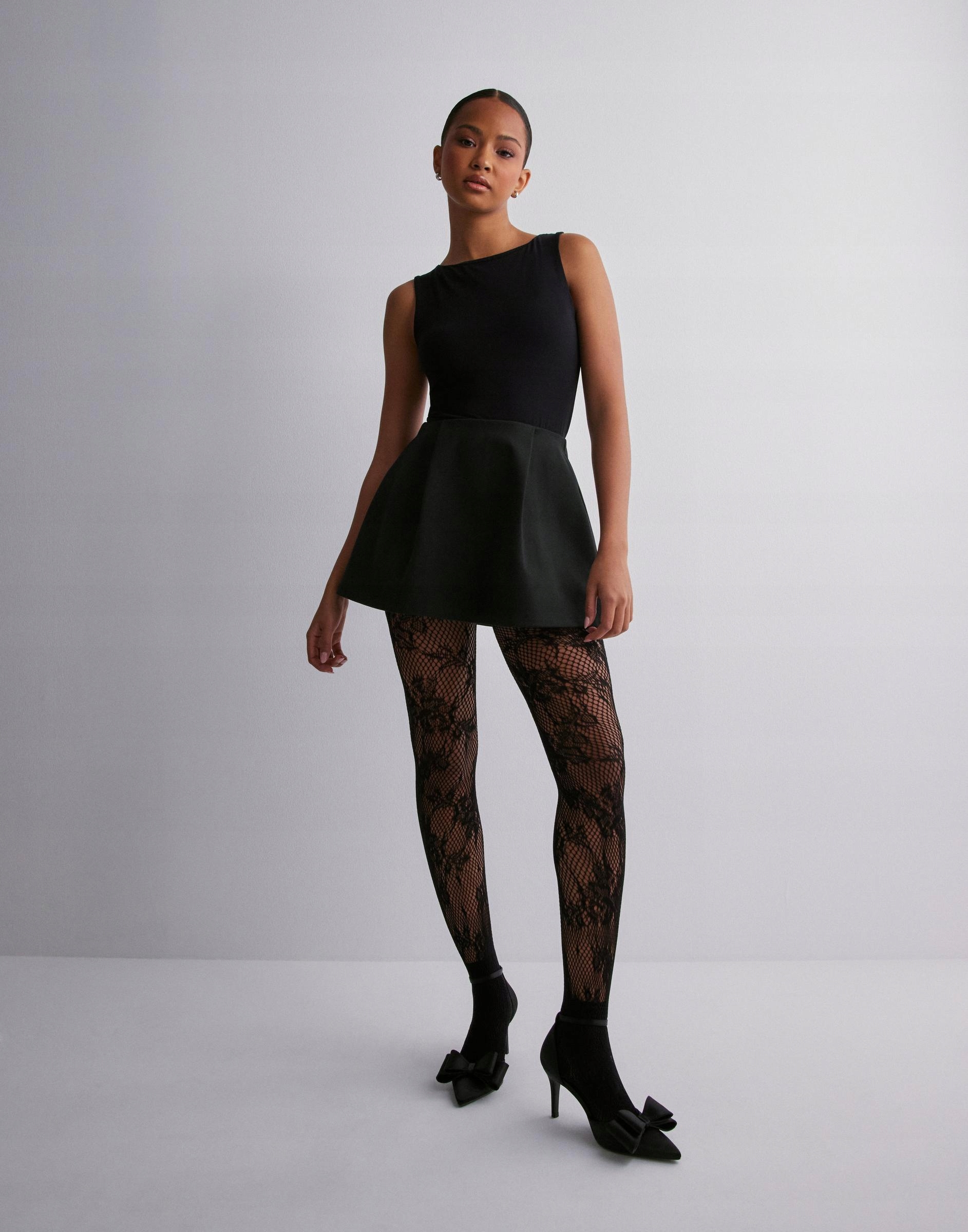 SPÓDNICA BASIC OWI NG5__S NELLY CZARNA MINI ROZKLOSZOWANA Fason rozkloszowana