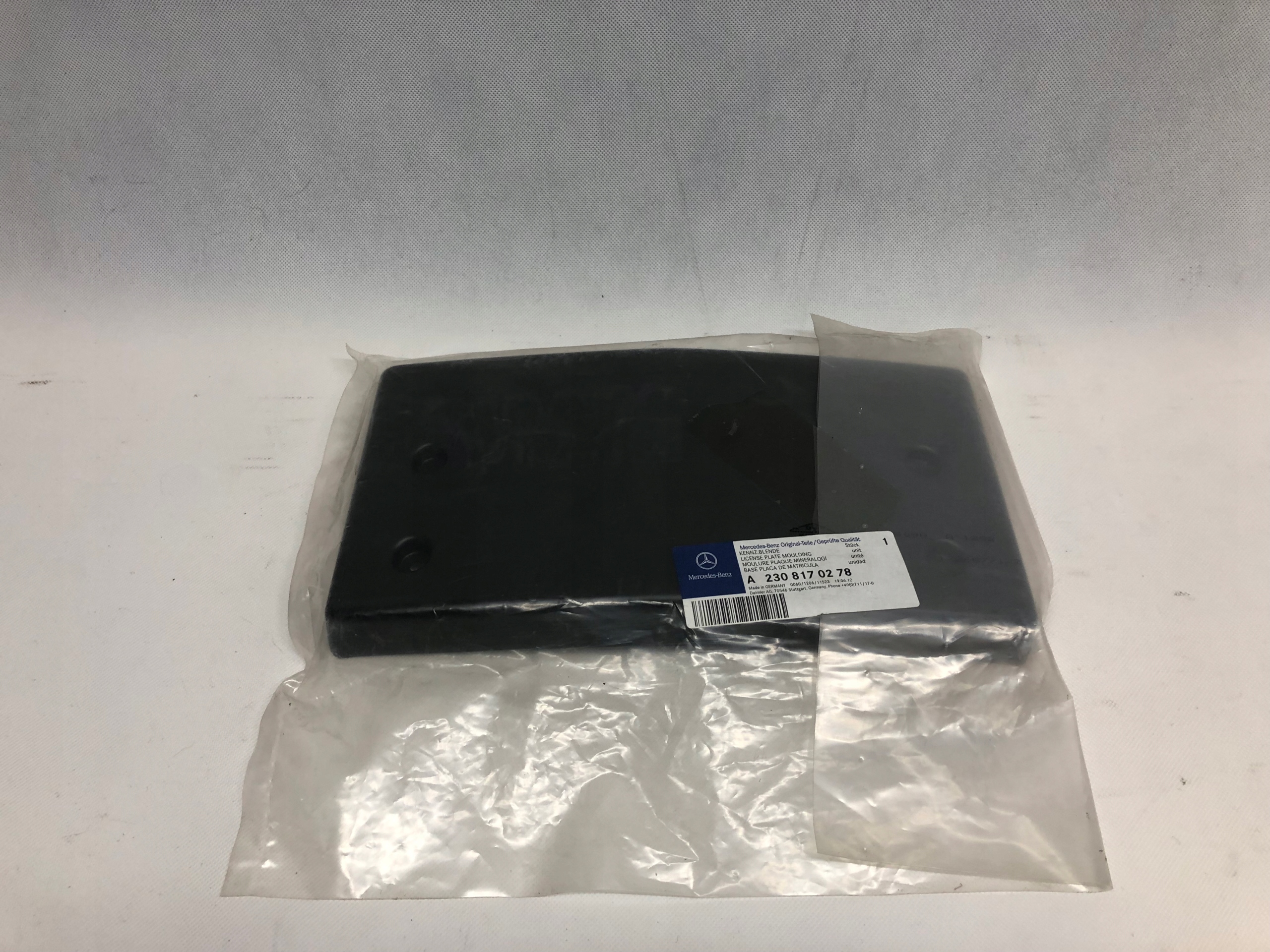 MERCEDES SL R230 PODKŁADKA POD TABLICE REJESTRACYJNĄ ORYGINALNY NOWY