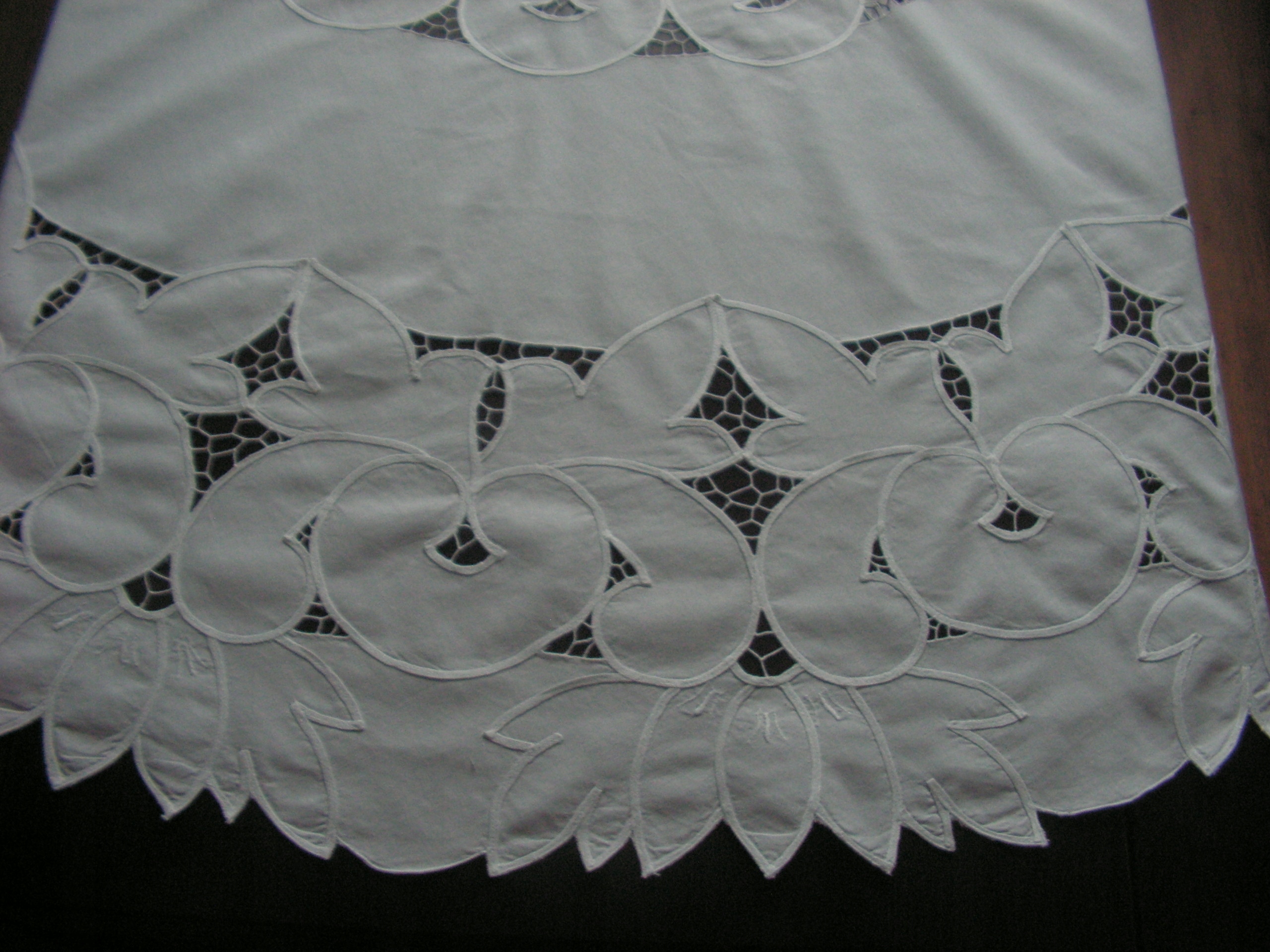 Милая Вышитая Скатерть