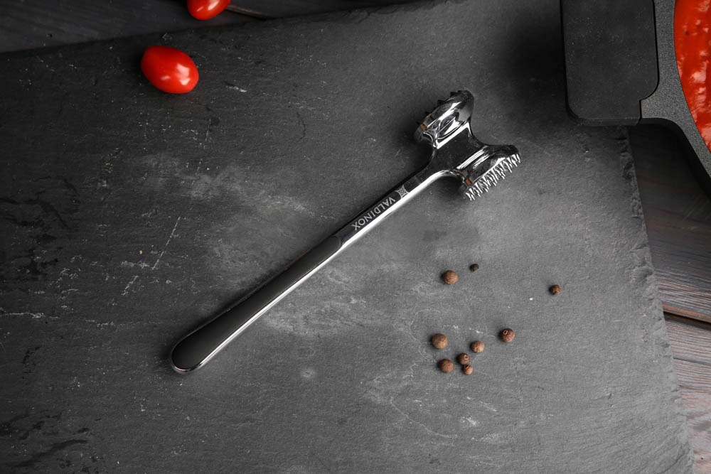 TŁUCZEK MŁOTEK DO MIĘSA KOTLETÓW VALDINOX METALOWY DWUSTRONNY Materiał części roboczej stal nierdzewna