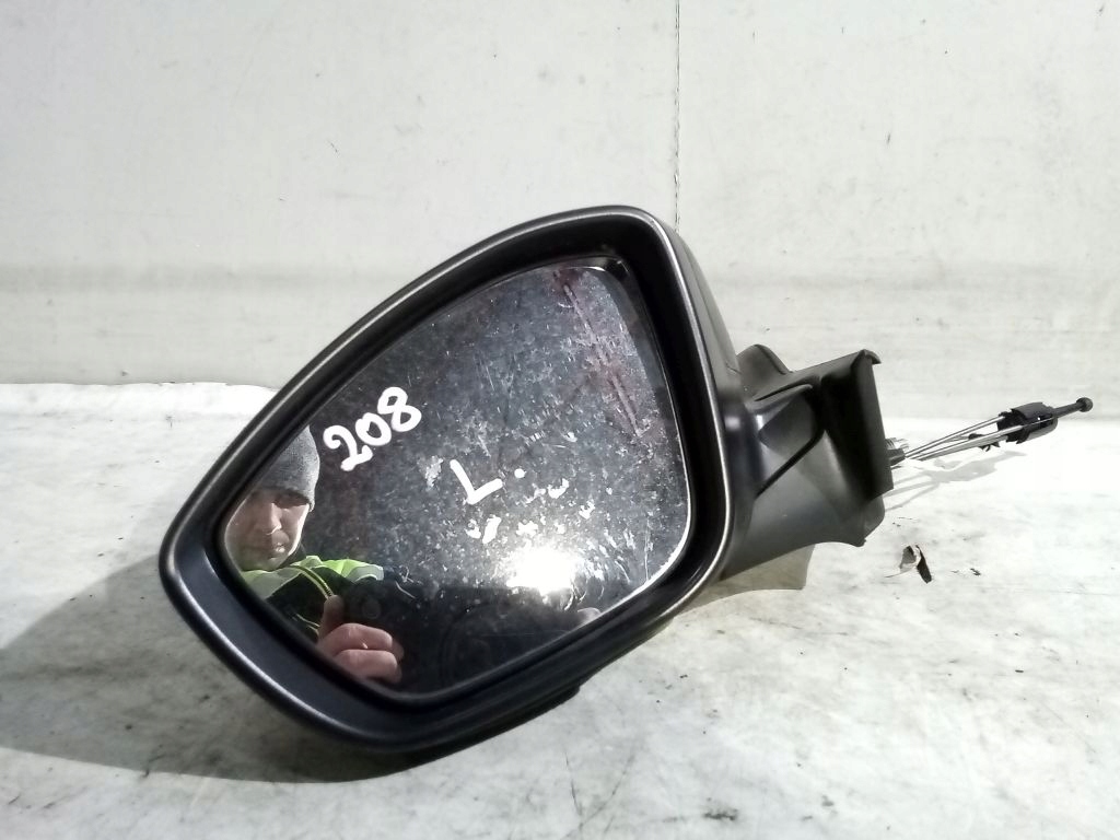 Peugeot 208 and mirror left manually