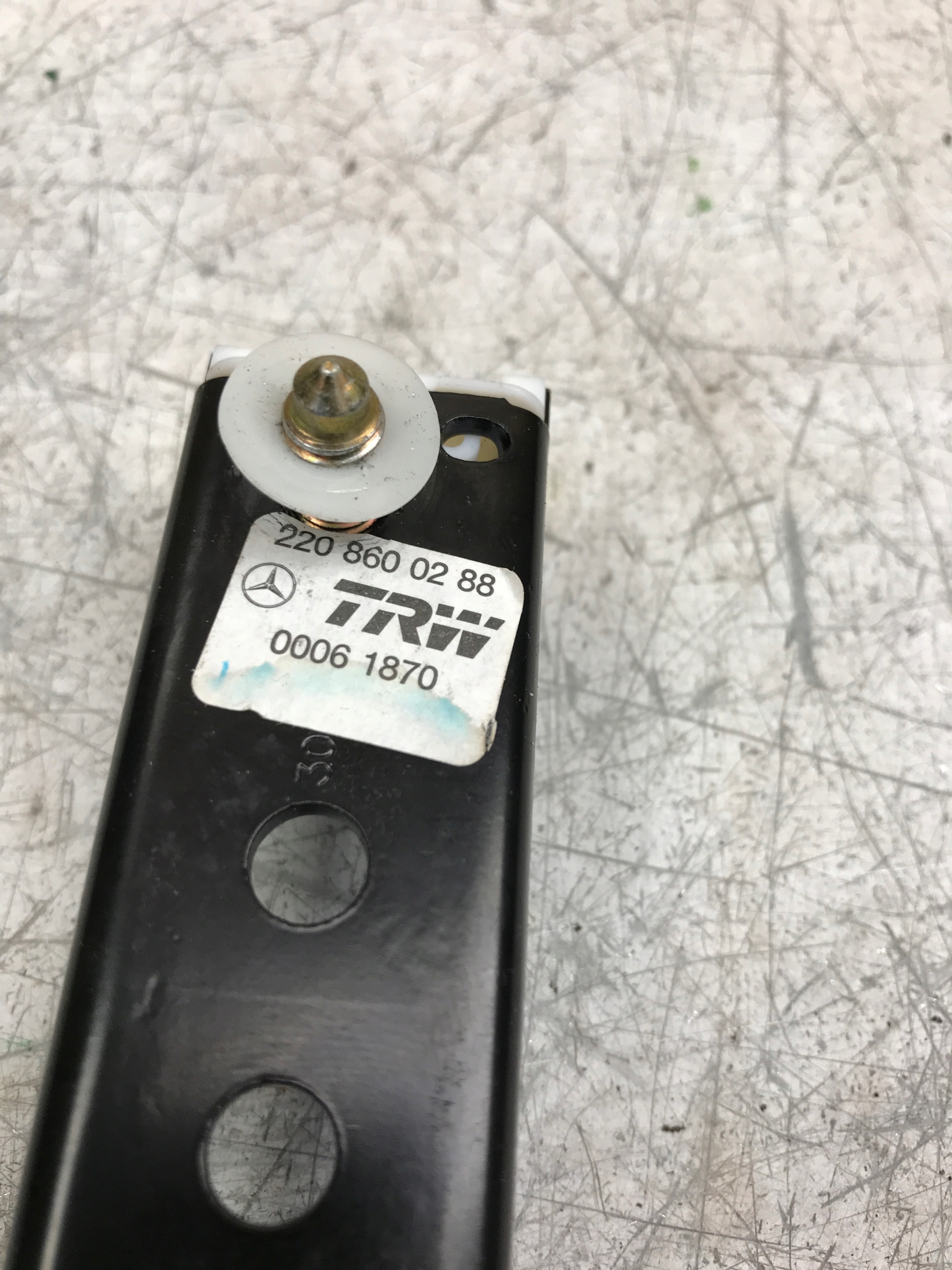REGULACJA stěny MERCEDES W220 2208600288