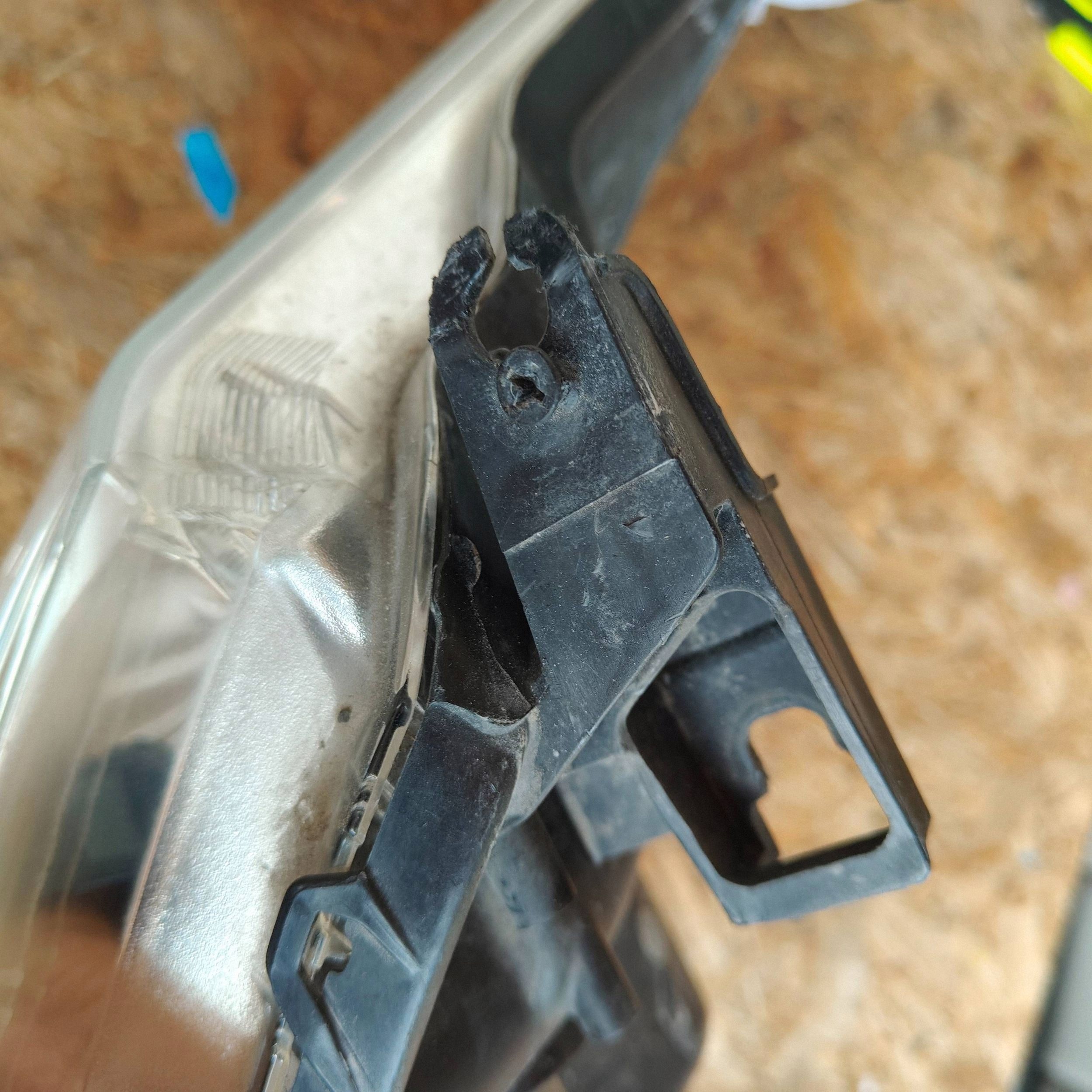 Toyota Yaris III light front left zwykla