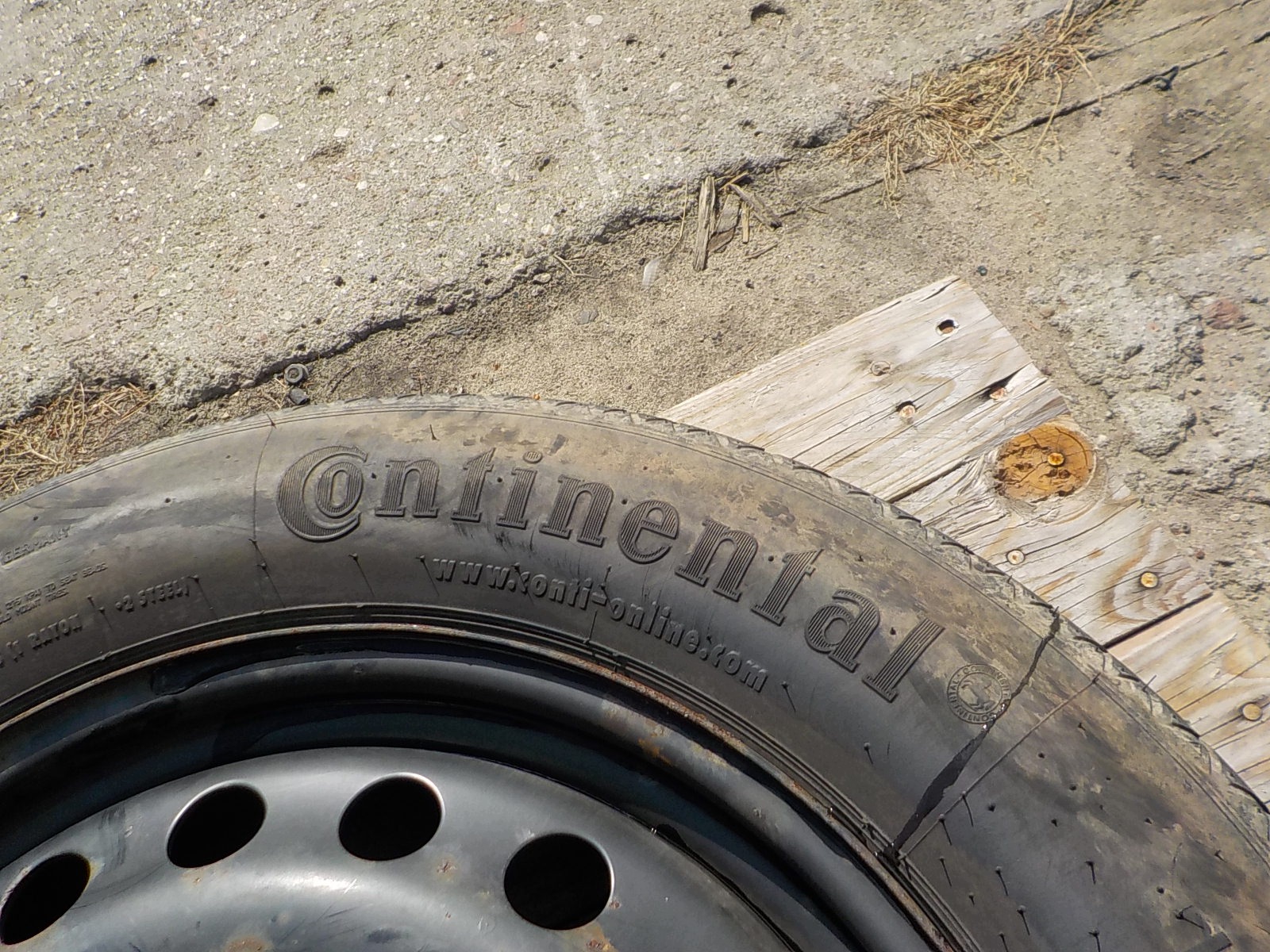 FORD KUGA et Roue de secours R17 5x108 8V41-AA