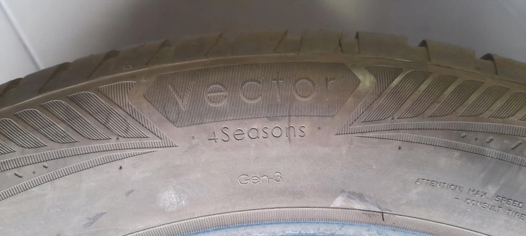 GOODYEAR VECTOR 4SEASONS GEN-3 225/55R18 102V 2023
