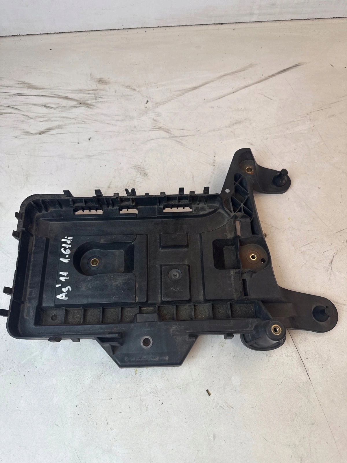 držač akumulatora Volkswagen Golf Passat Audi A3 8P