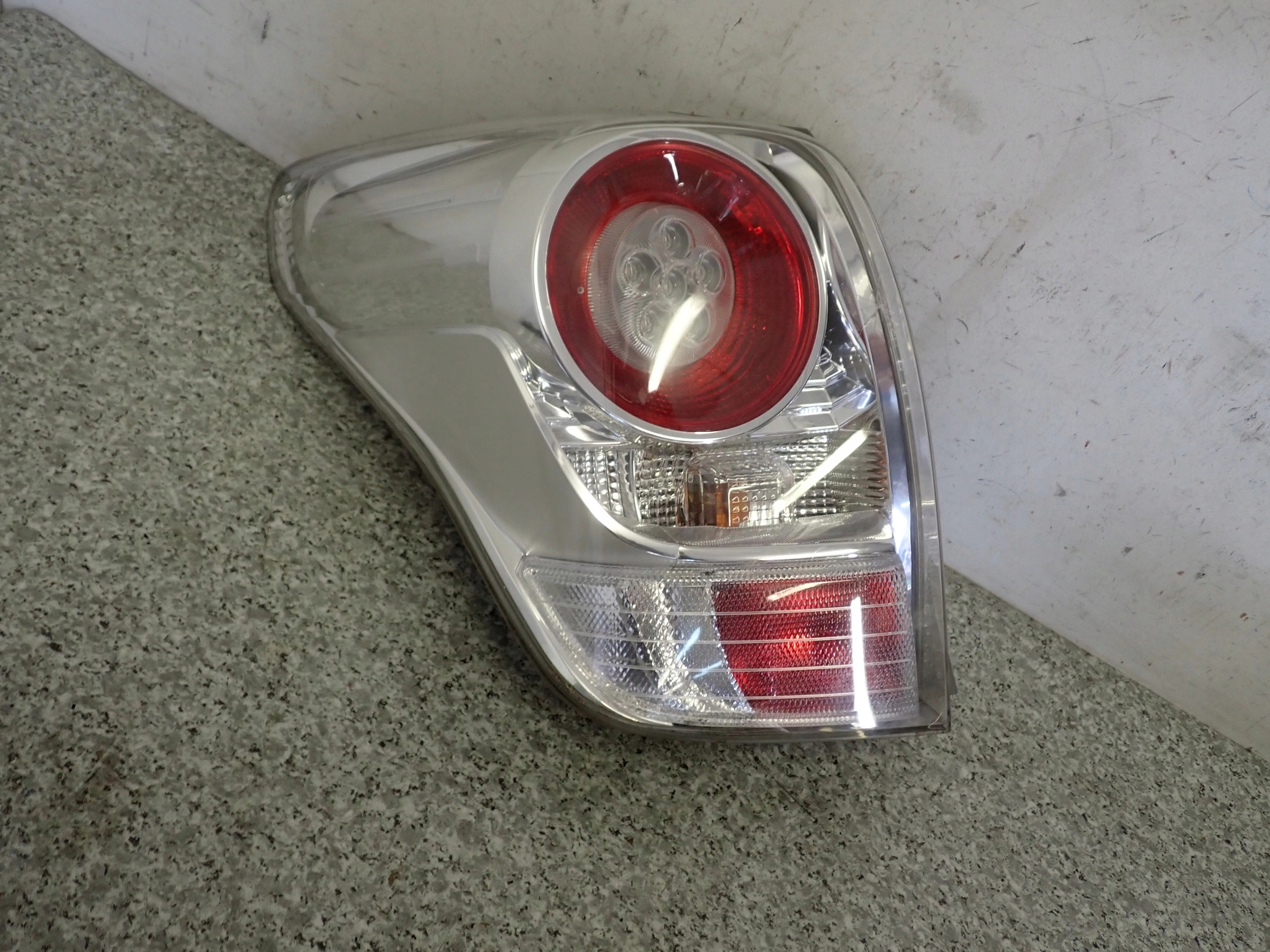 TOYOTA VERSO 09-13 LAMPA TYLNA LEWA