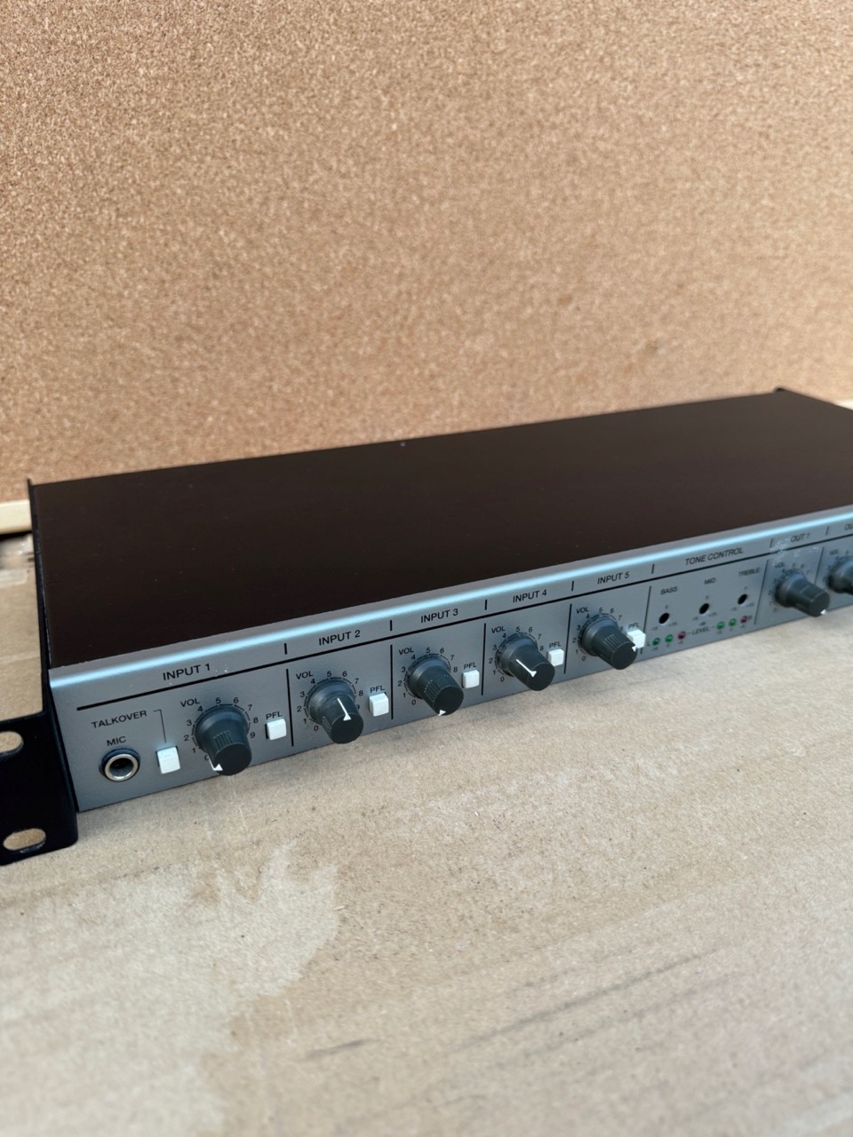 Mikser Fonesta MX 845 9 wejść 6 mono 3 stereo przedwzmacniacz audio PA Kolor czarny