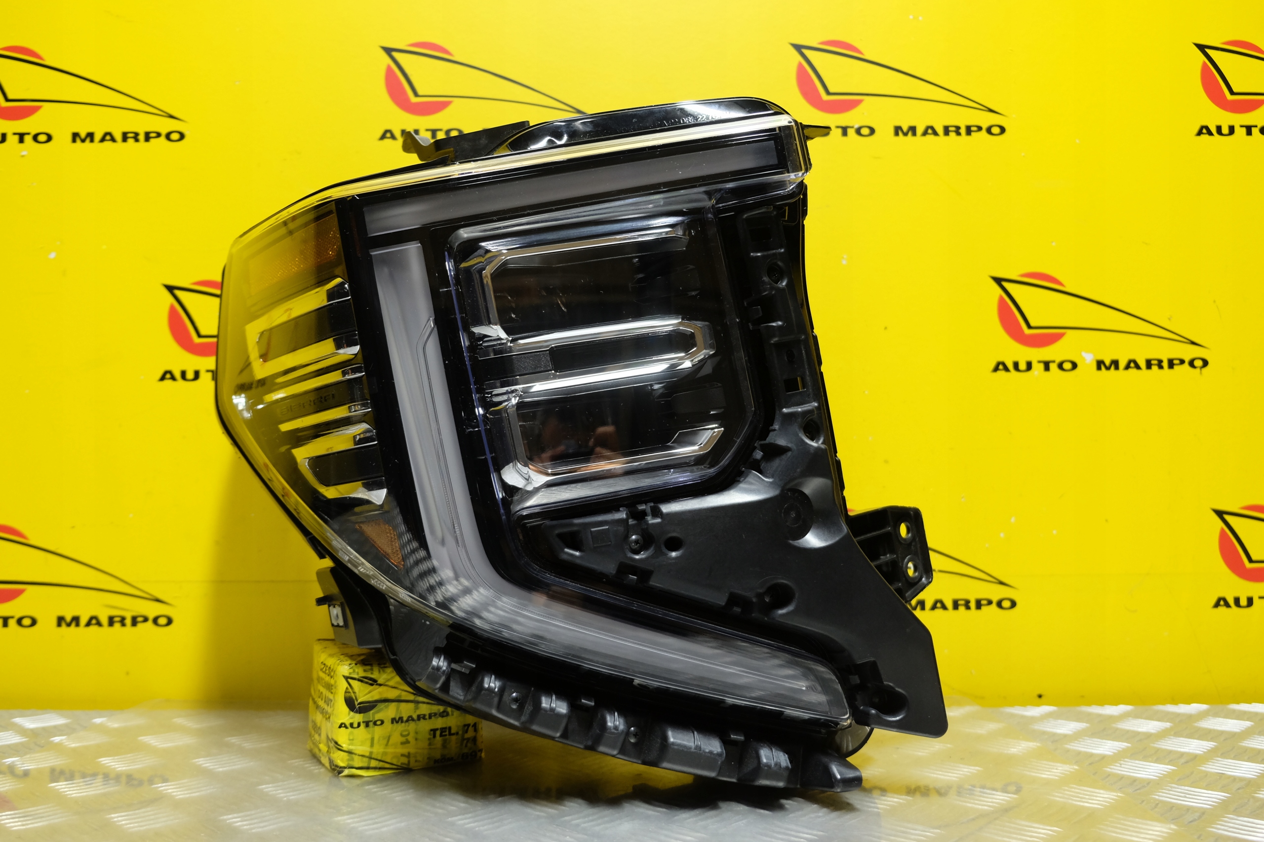 GMC SIERRA 2022- REFLEKTOR LAMPA PRZÓD LED R USA Strona zabudowy prawa