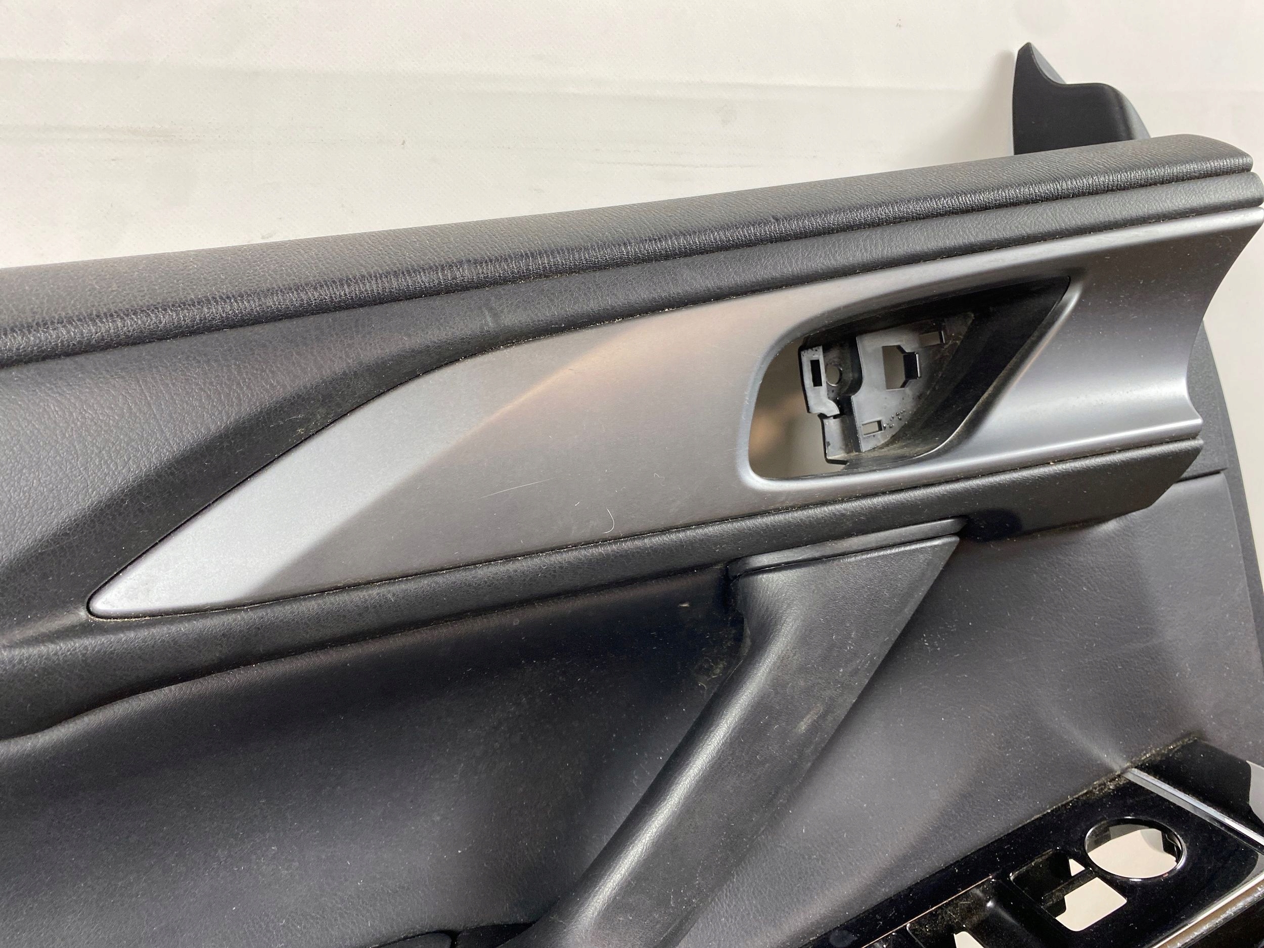 2022 mazda дверные карты передних TC3P68450