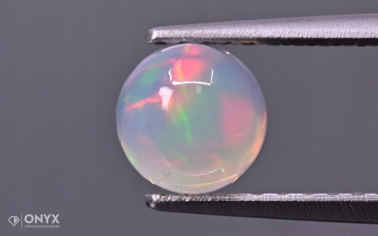 Opál z Etiopie kabošon kulatý fi 5,1 mm