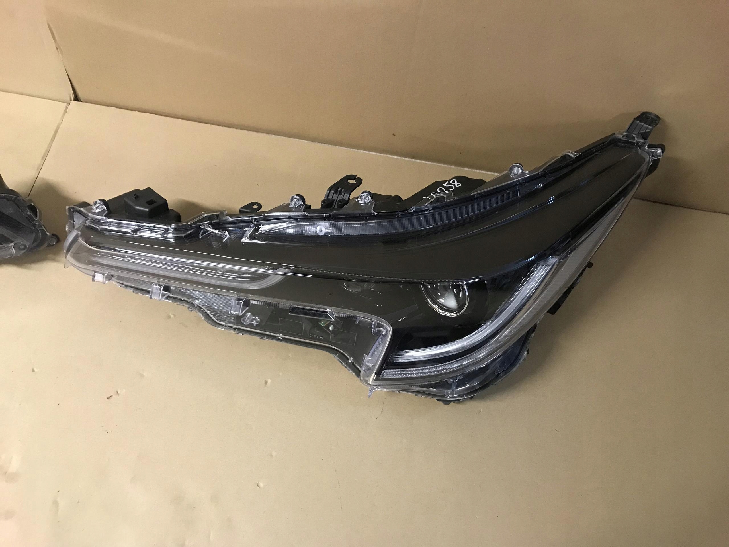 TOYOTA COROLLA XII E21 KOMPLET LAMP PRZÓD Wersja Europejska