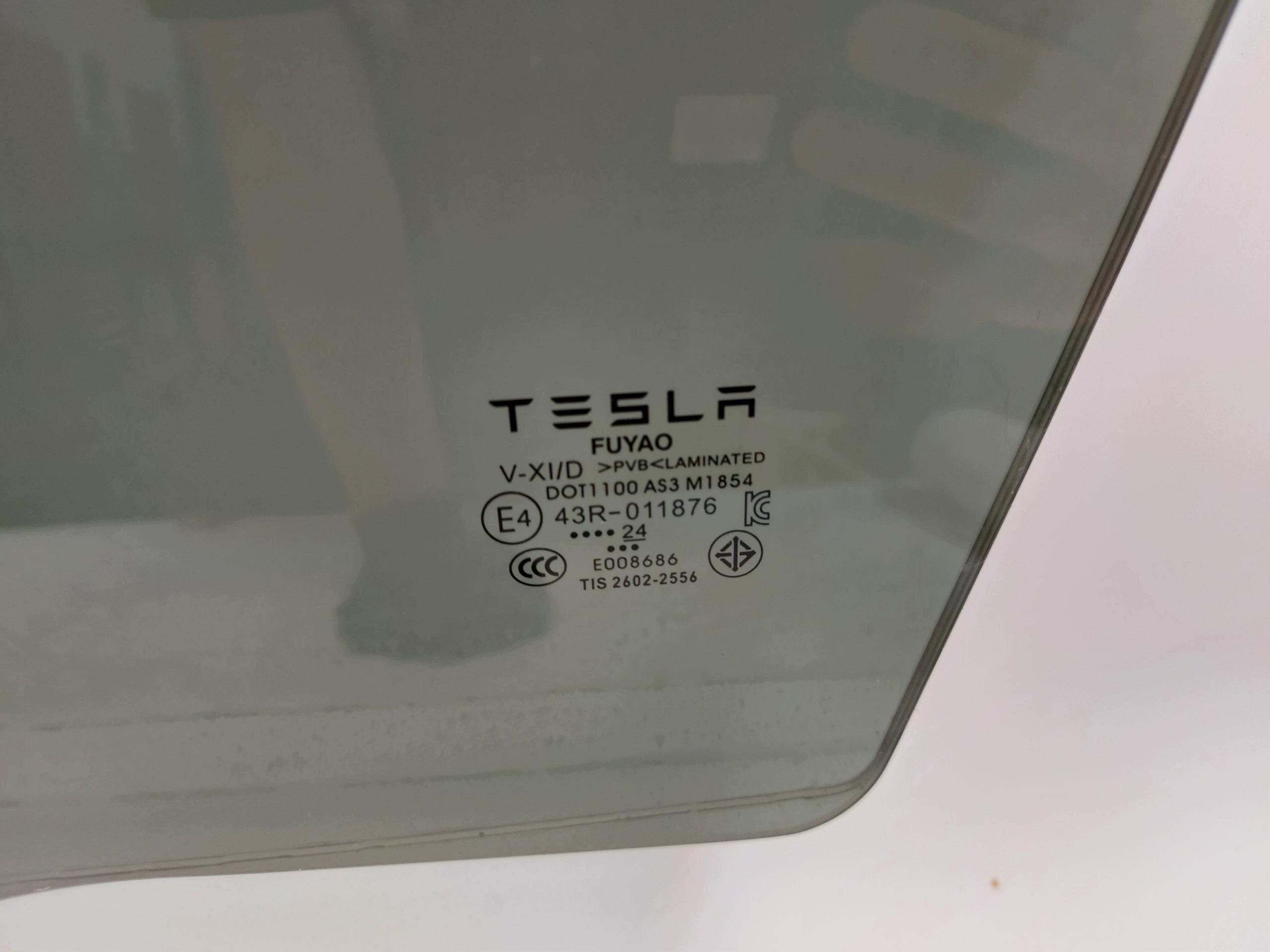 TESLA MODEL Y 2024r, window door right rear part