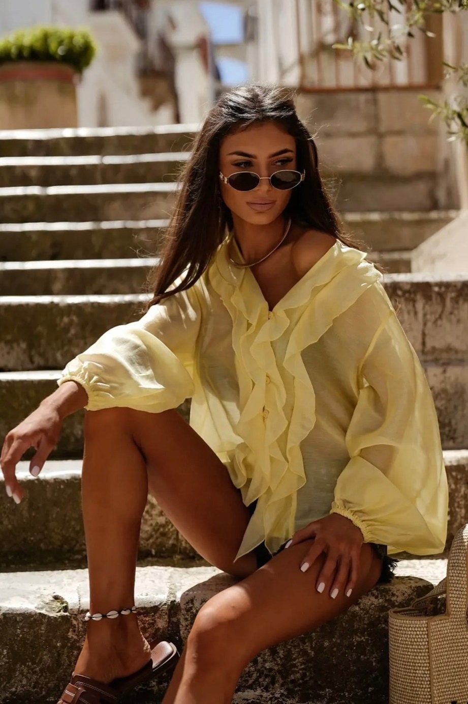 Dámská košile v žluté barvě s volánky