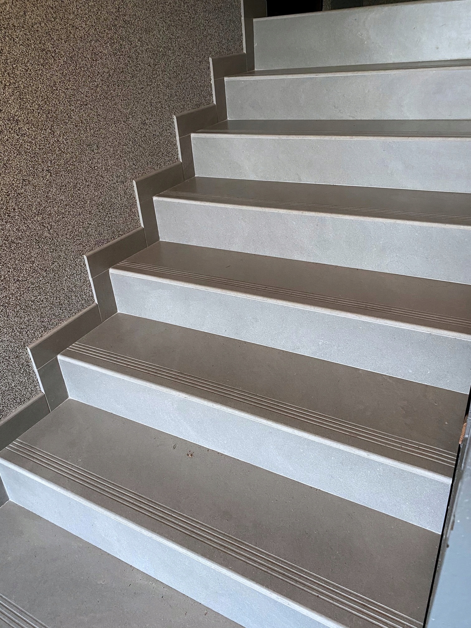 nowoczesne płytki na schody wewnętrzne