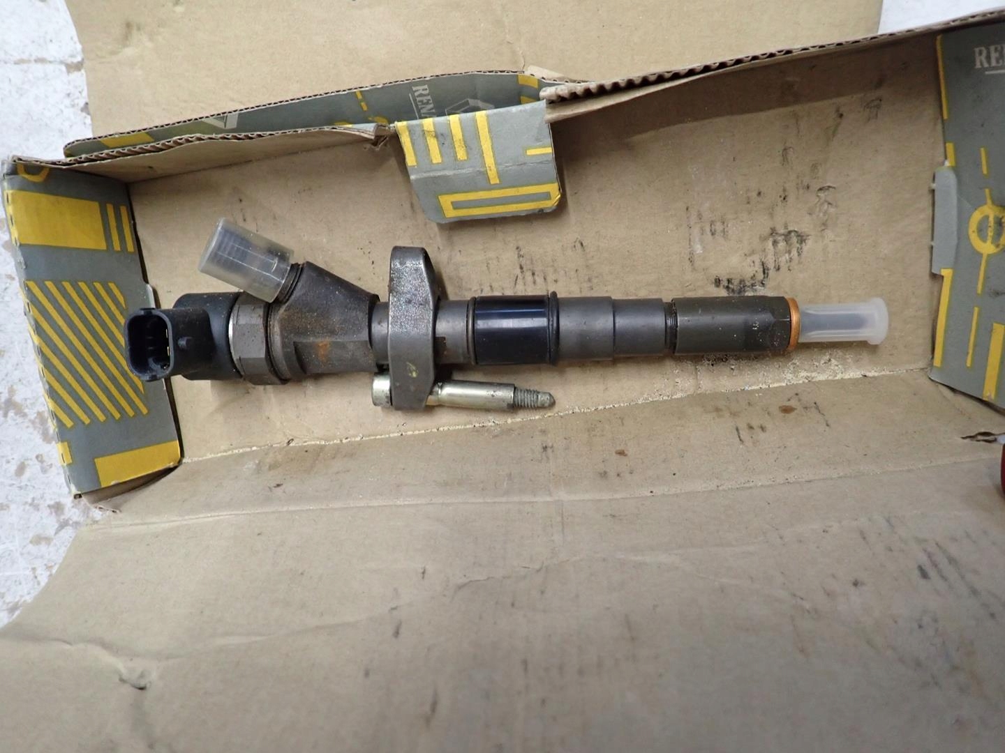 nozzle injector RENAULT 2.2 8200010075