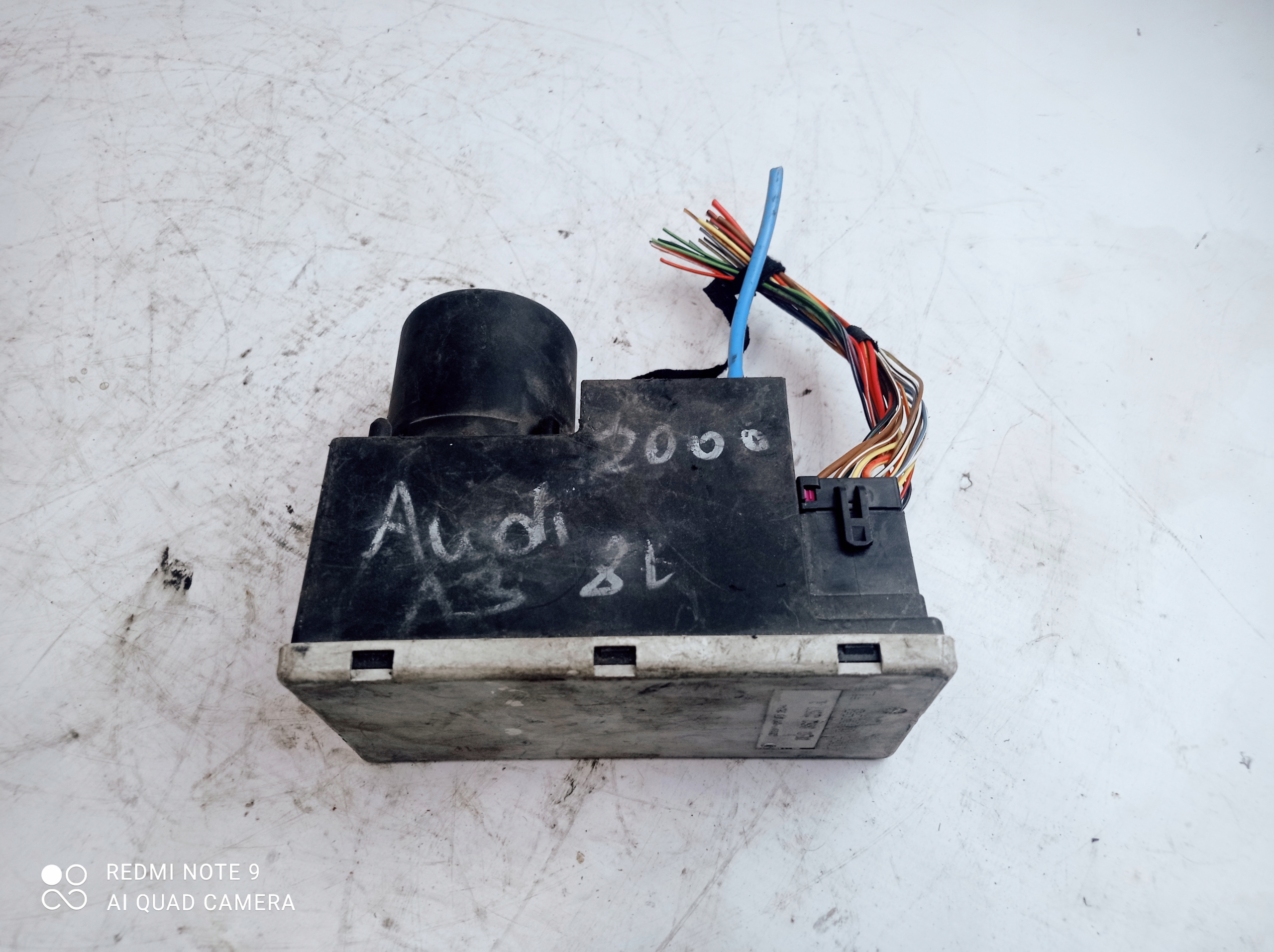 POMPKA ZAMKA CENTRALNEGO AUDI A4 B5 A3 8L Producent części Audi OE