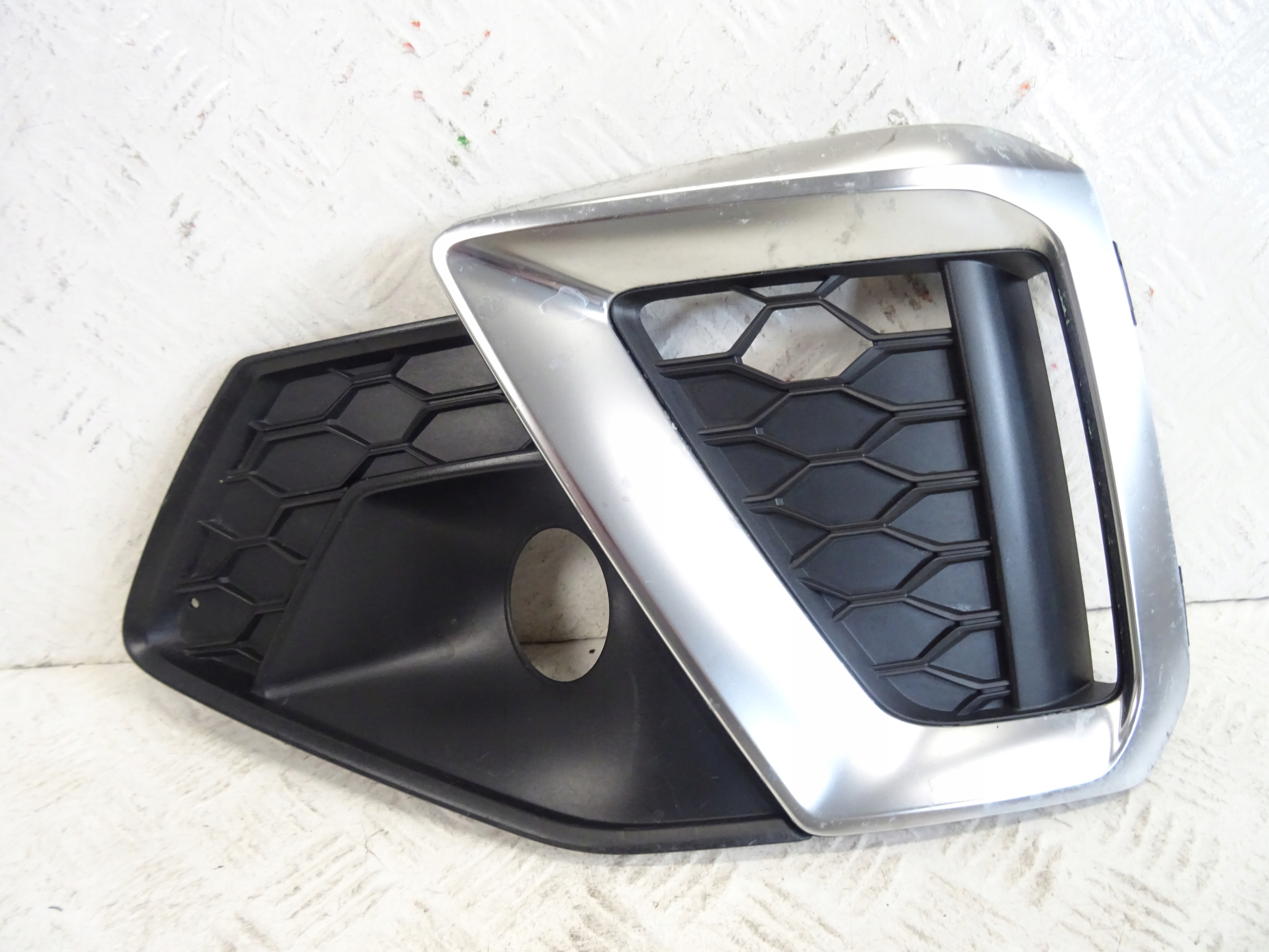 grid of a bumper front front left AUDI A4 B9 S-LINE LIFT 8W0807681AM