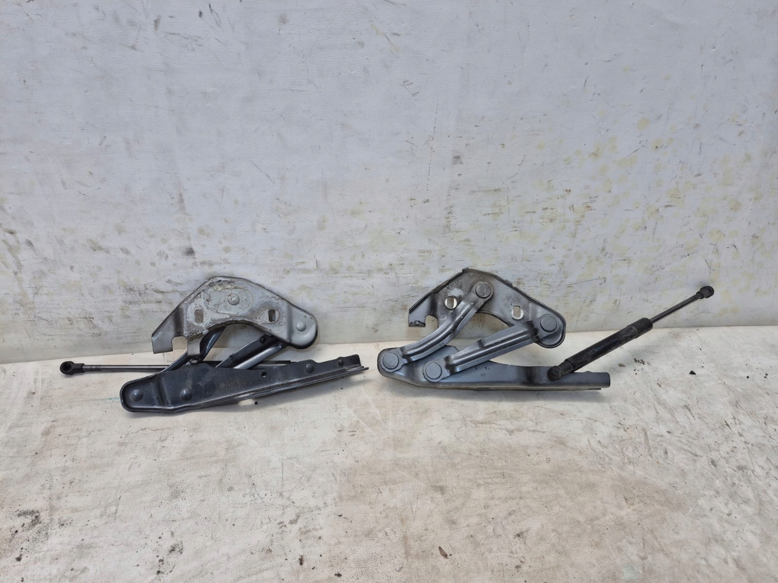 AUDI A1 8X 8X0 10- hinge bonnets right left damper 8X0823302A 8X0823301A