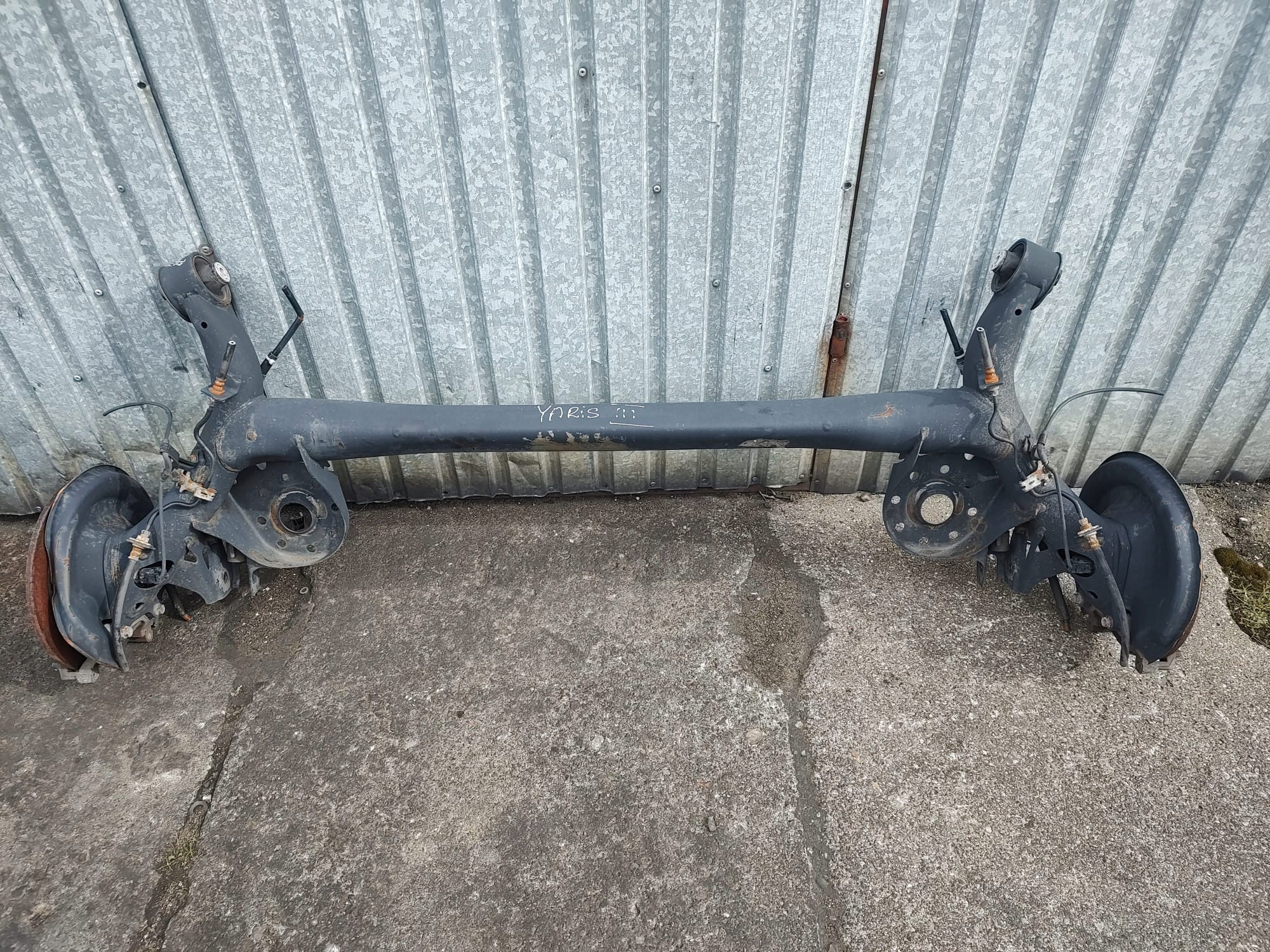 Oś tył belka Toyota YARIS II 06-11 Tarcze
