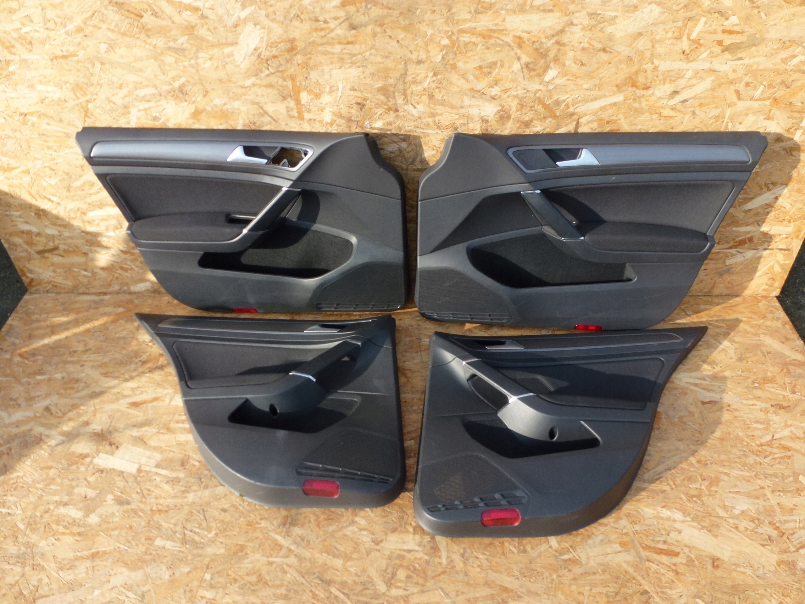 TAPICERKI BOCZKI DRZWI VW GOLF VII KOMPLET