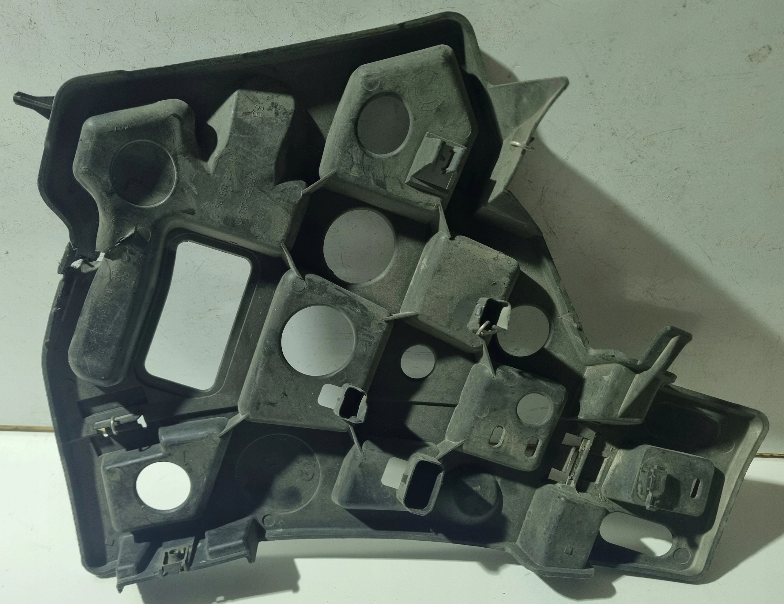 bumper bracket left front PEUGEOT 5008