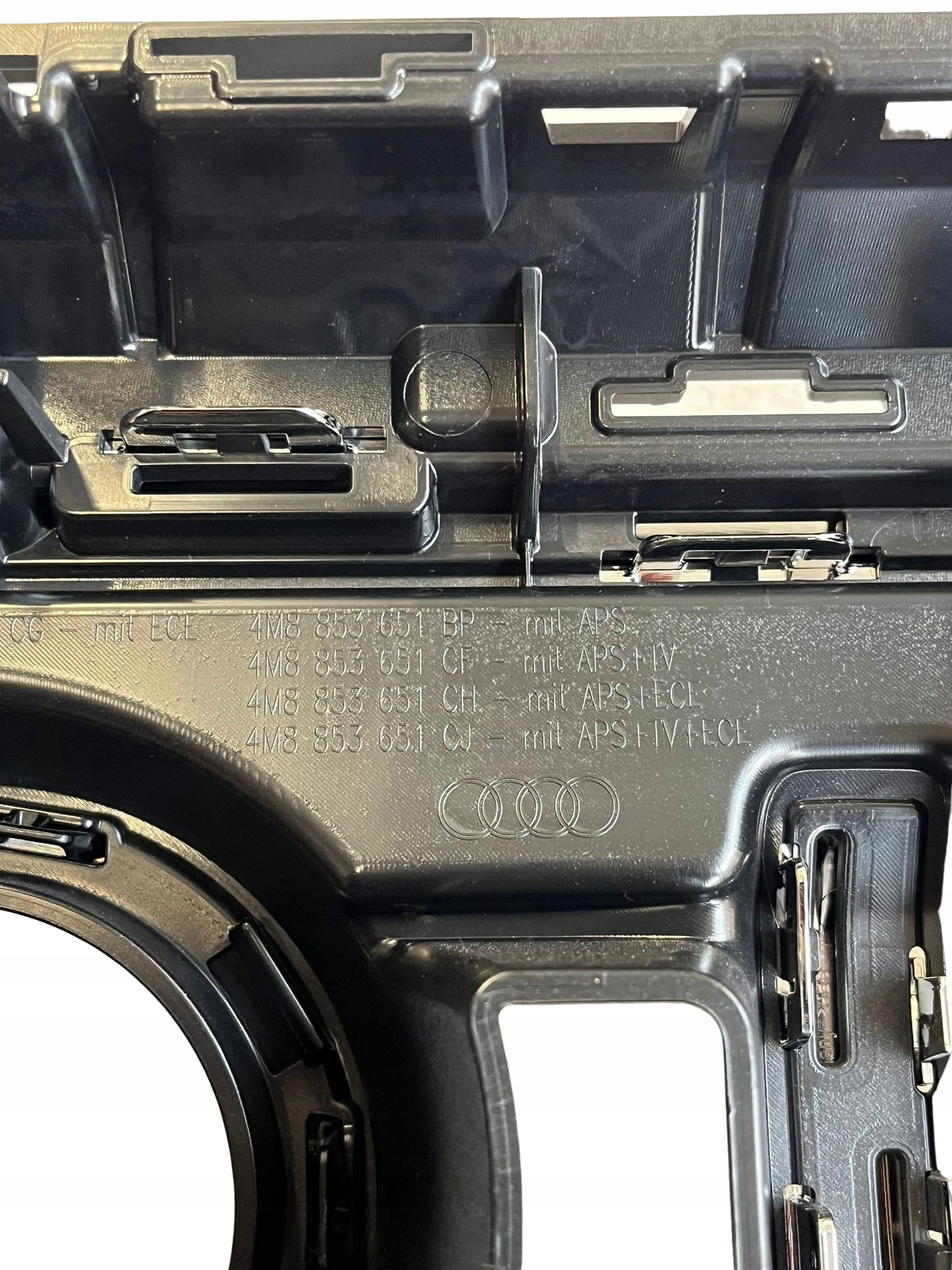 Atrapa chłodnicy Audi 4M8853651BP Producent części Audi OE