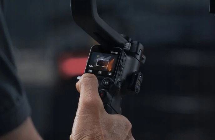 PROFESJONALNY STABILIZATOR STATYW RĘCZNY GIMBAL DO APARATU DJI RS 4 PRO Czas pracy na baterii 13 h