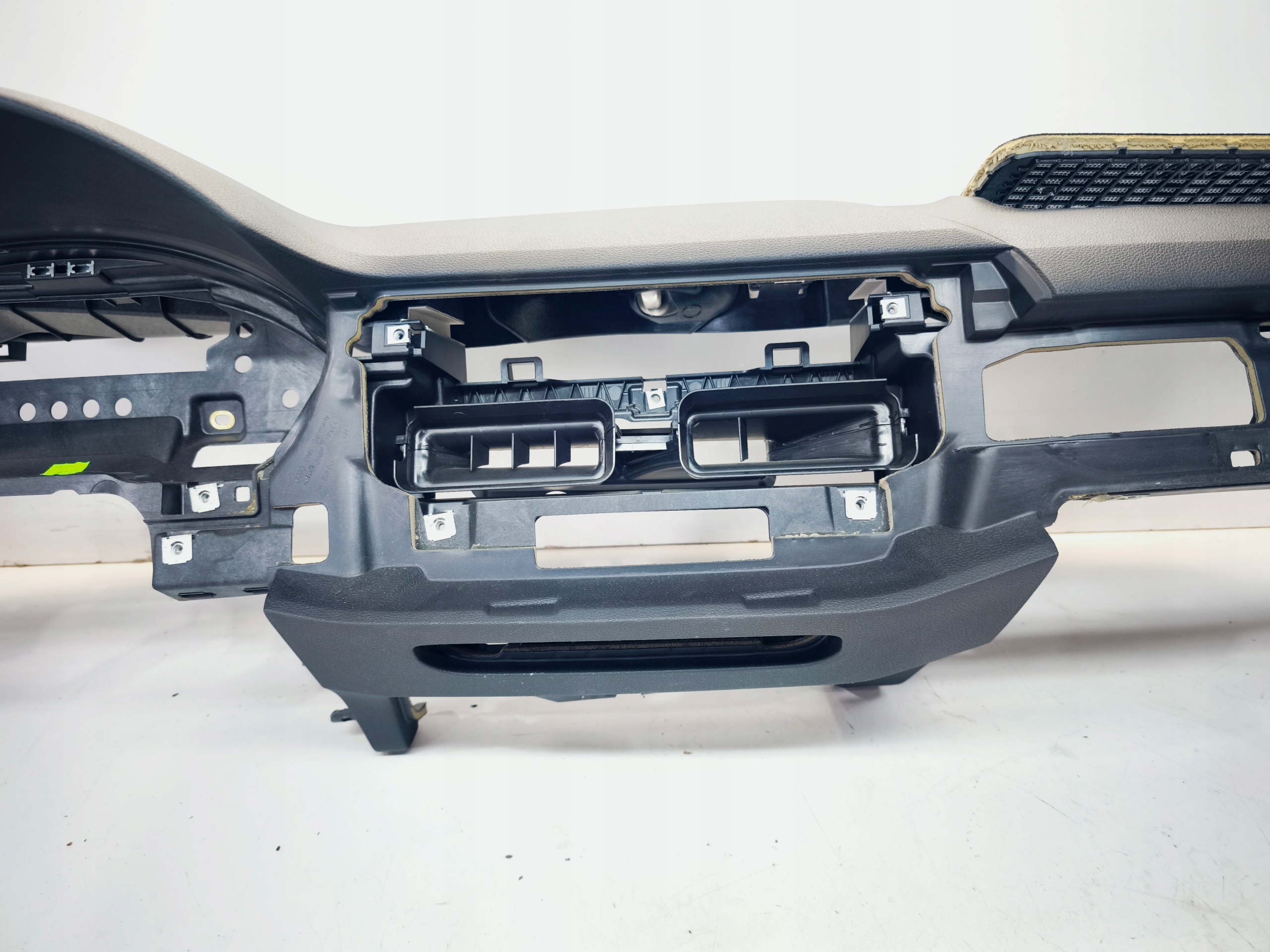 dashboard cockpit console AUDI A4 B9 8W1857001H damaged