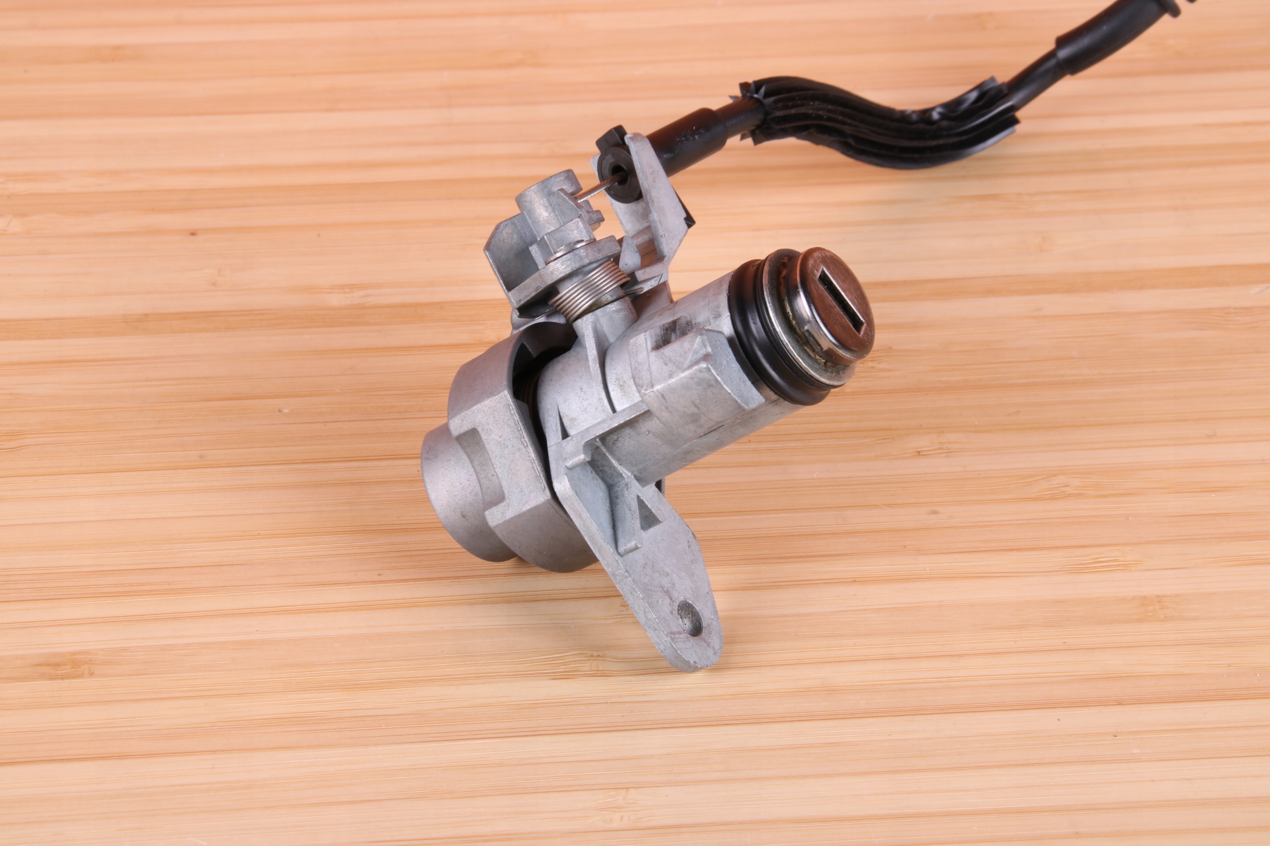AUDI A8 D4 insert de la serrure du capot coffre 8F0827573