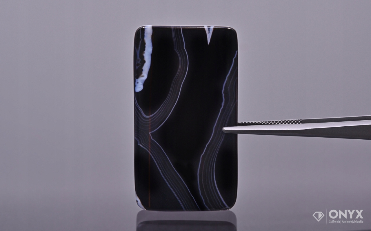 Onyx pruhovaný mělký obdélník 45x25 mm